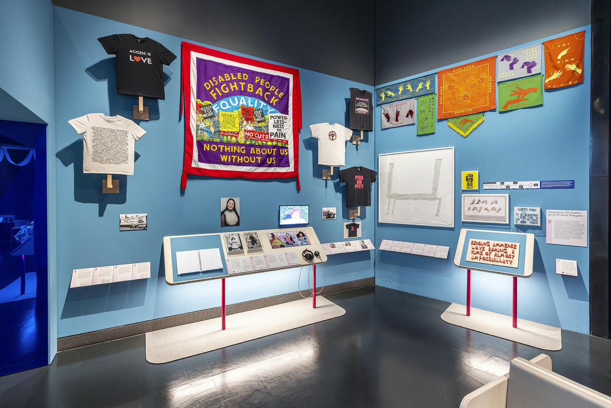 Londra, Victoria and Albert Museum. Mostra "Design and Disability". Una sala della sezione "Visibility", dove sono esposte alcune iconiche magliette.