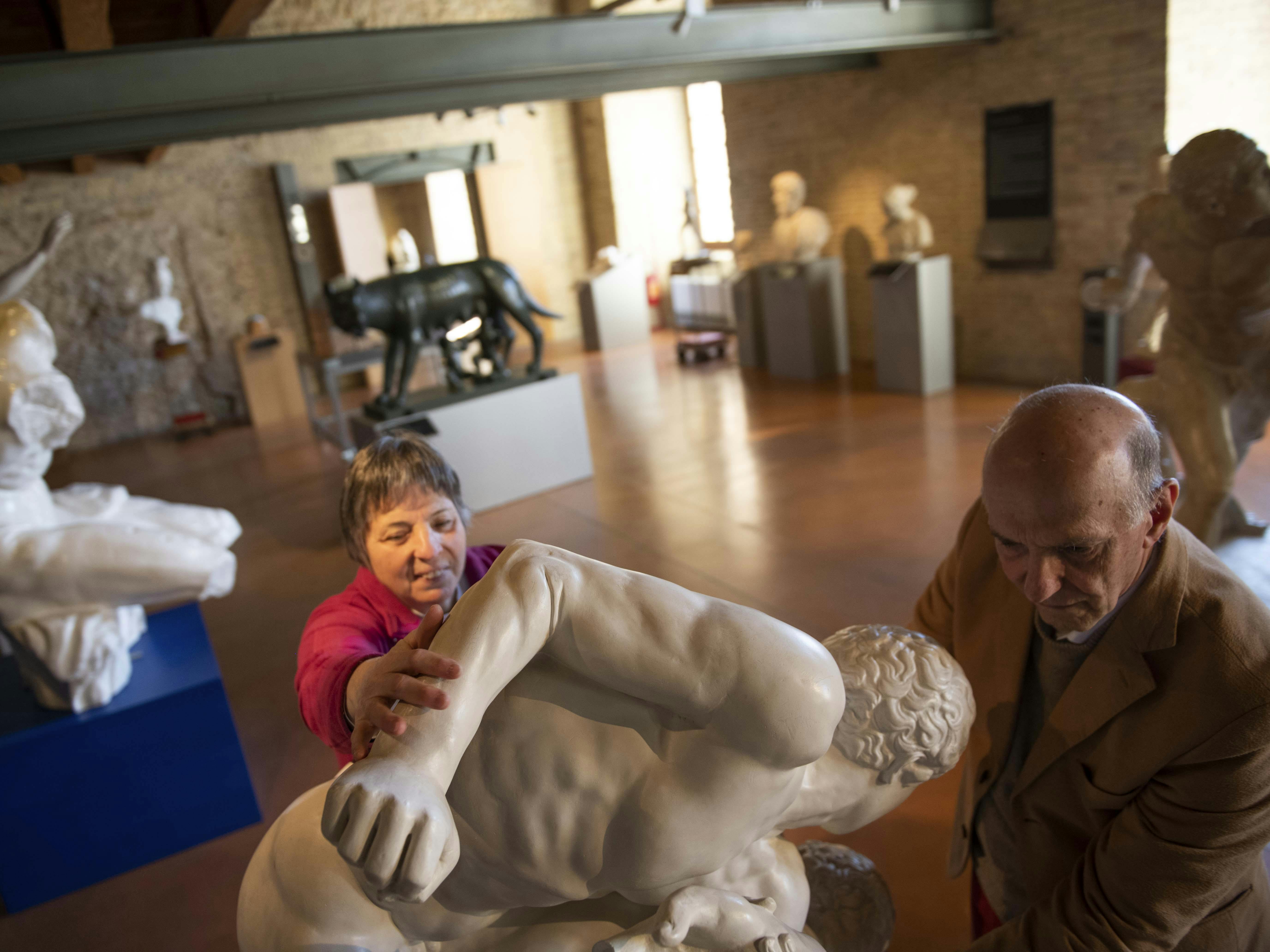 Ancona, Museo Omero. I fondatori Aldo Grassini e Daniela Bottegoni esplorano la copia in gesso de I Lottatori presso la sala greco-romana. Ancona, Museo Omero. I fondatori Aldo Grassini e Daniela Bottegoni esplorano la copia in gesso de I Lottatori presso la sala greco-romana.