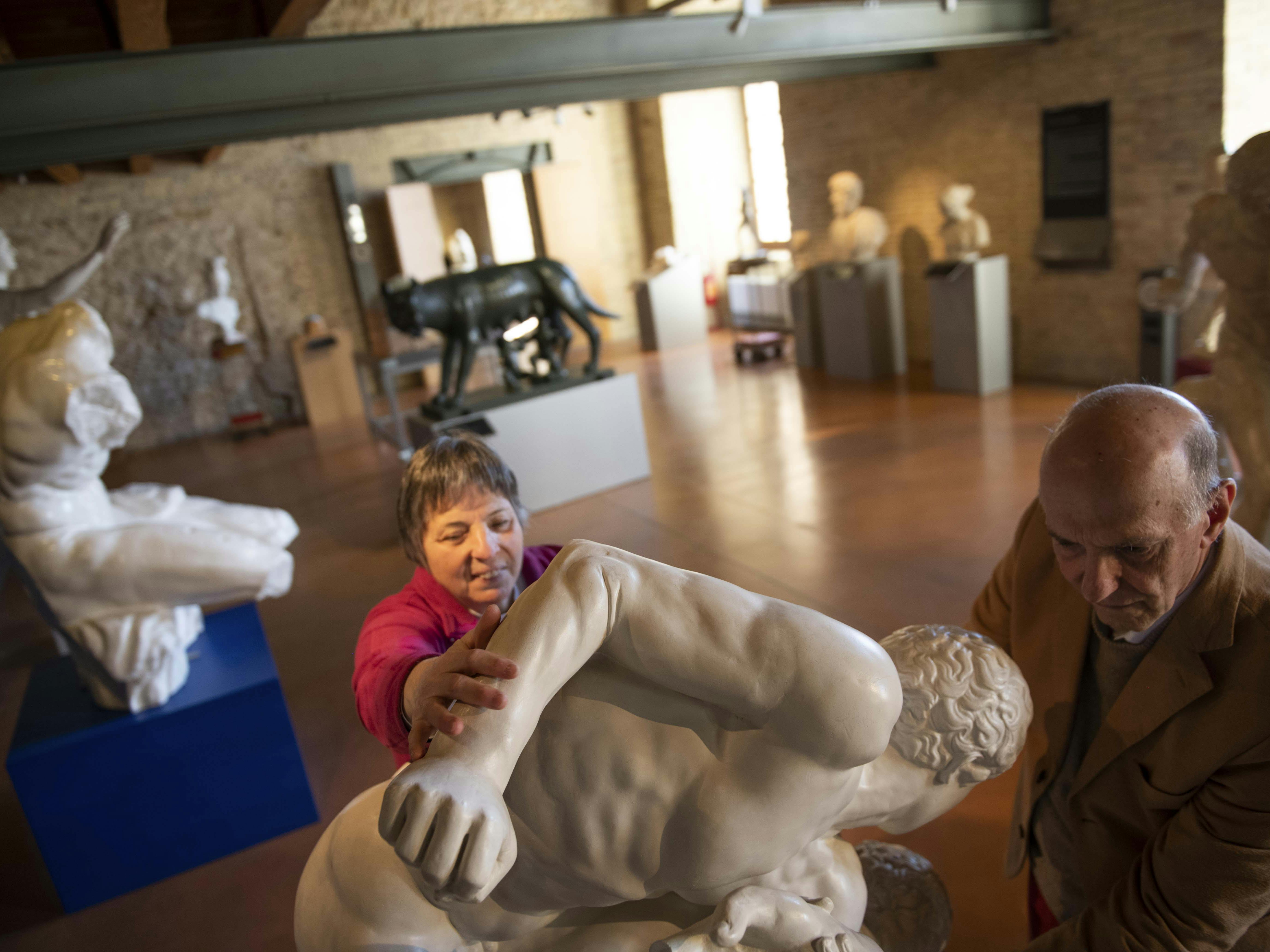 Ancona, Museo Omero, Greek-Roman Room. The founders Aldo Grassini and Daniela Bottegoni exploring chalk copy of "The wrestlers". Ancona, Museo Omero, Greek-Roman Room. The founders Aldo Grassini and Daniela Bottegoni exploring chalk copy of "The wrestlers".