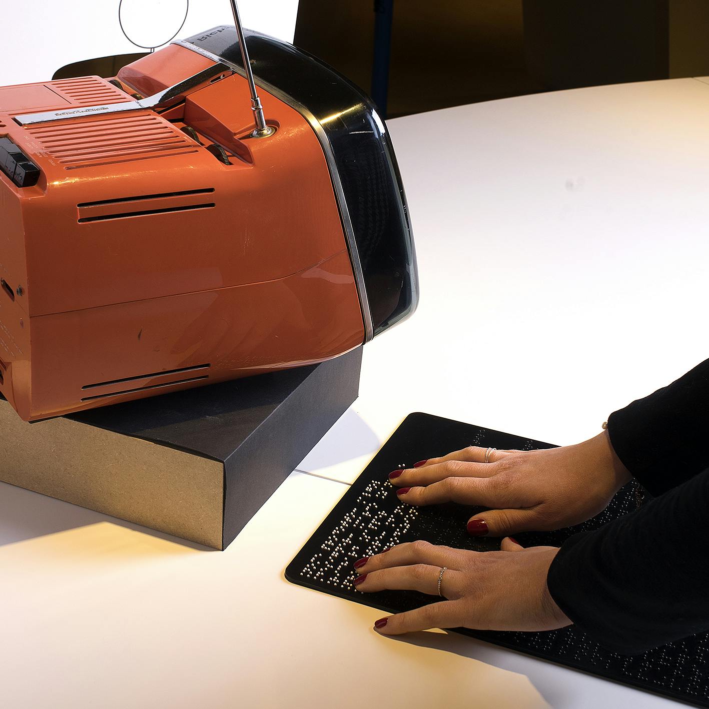Ancona, Museo Omero, Collezione Design. Lettura della didascalia in Braille relativa alla TV portatile Algol.