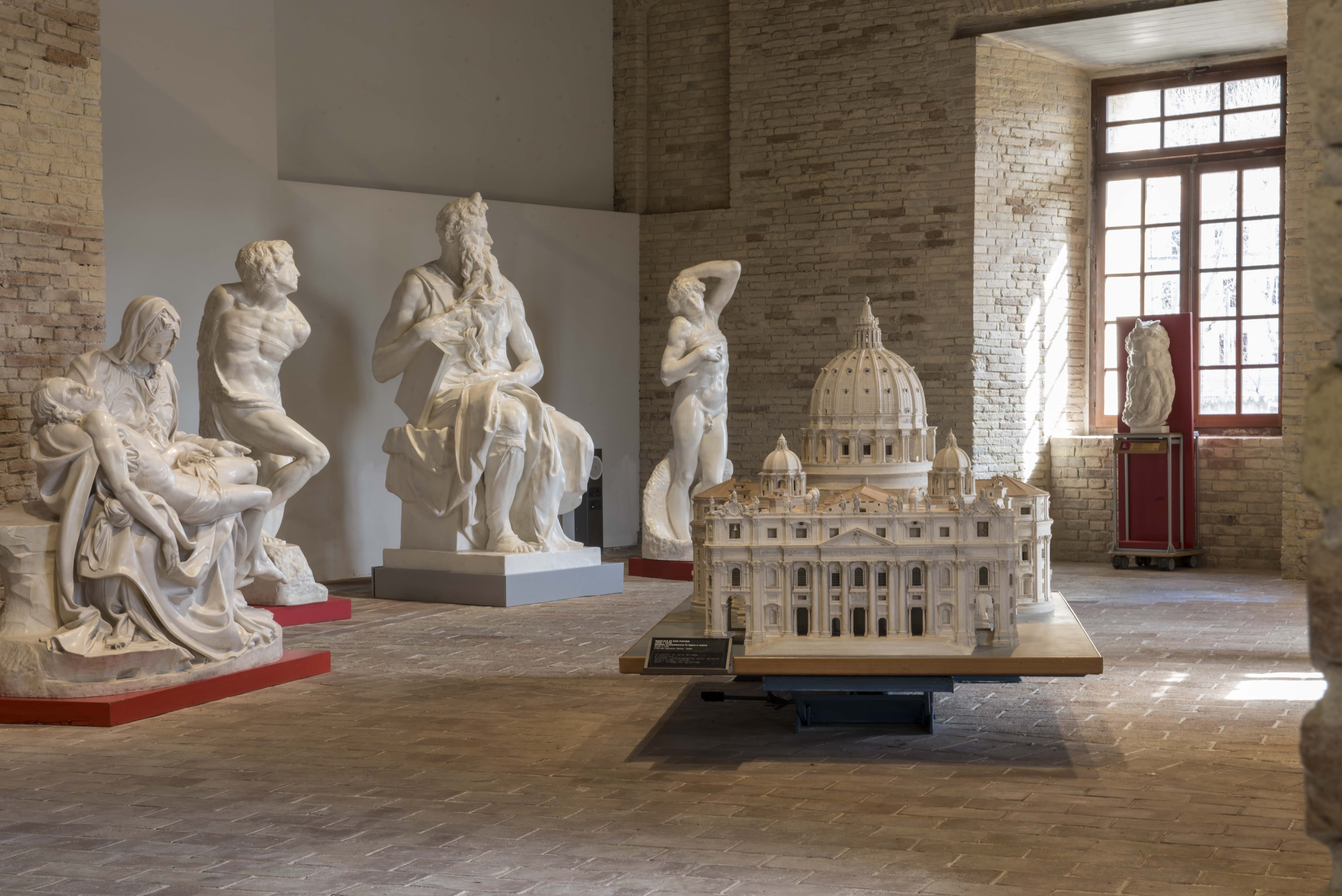 Ancona, Museo Omero, Sala Rinascimentale. Modello architettonico della Basilica di San Pietro, attorniato dalle copie in gesso e resina di alcune sculture di Michelangelo.