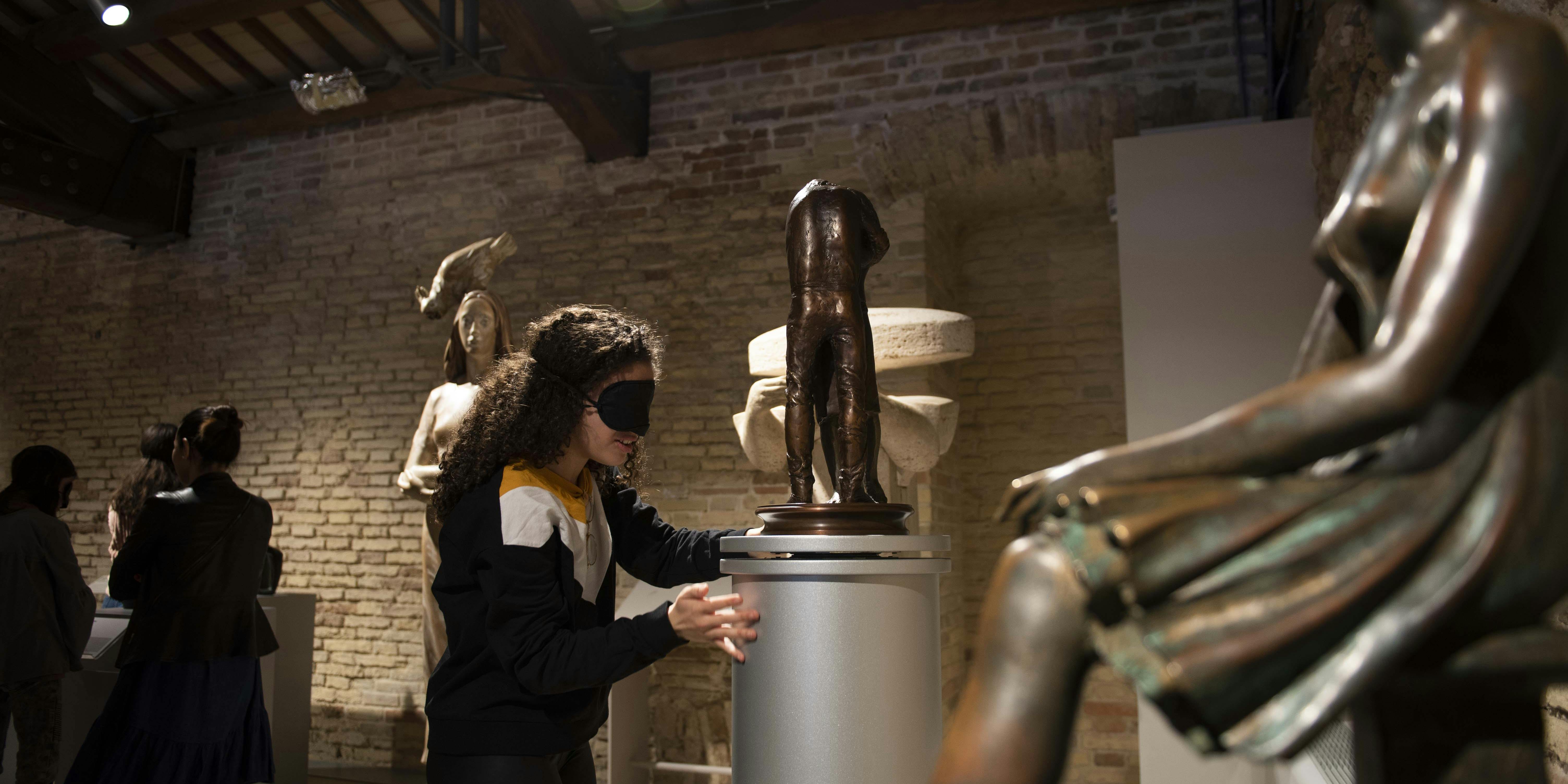 Ancona, Museo Omero, Sezione contemporanea. Attività educativa "Immagini dal buio" con esplorazione bendata di sculture originali. Ancona, Museo Omero, Sezione contemporanea. Attività educativa "Immagini dal buio" con esplorazione bendata di sculture originali.