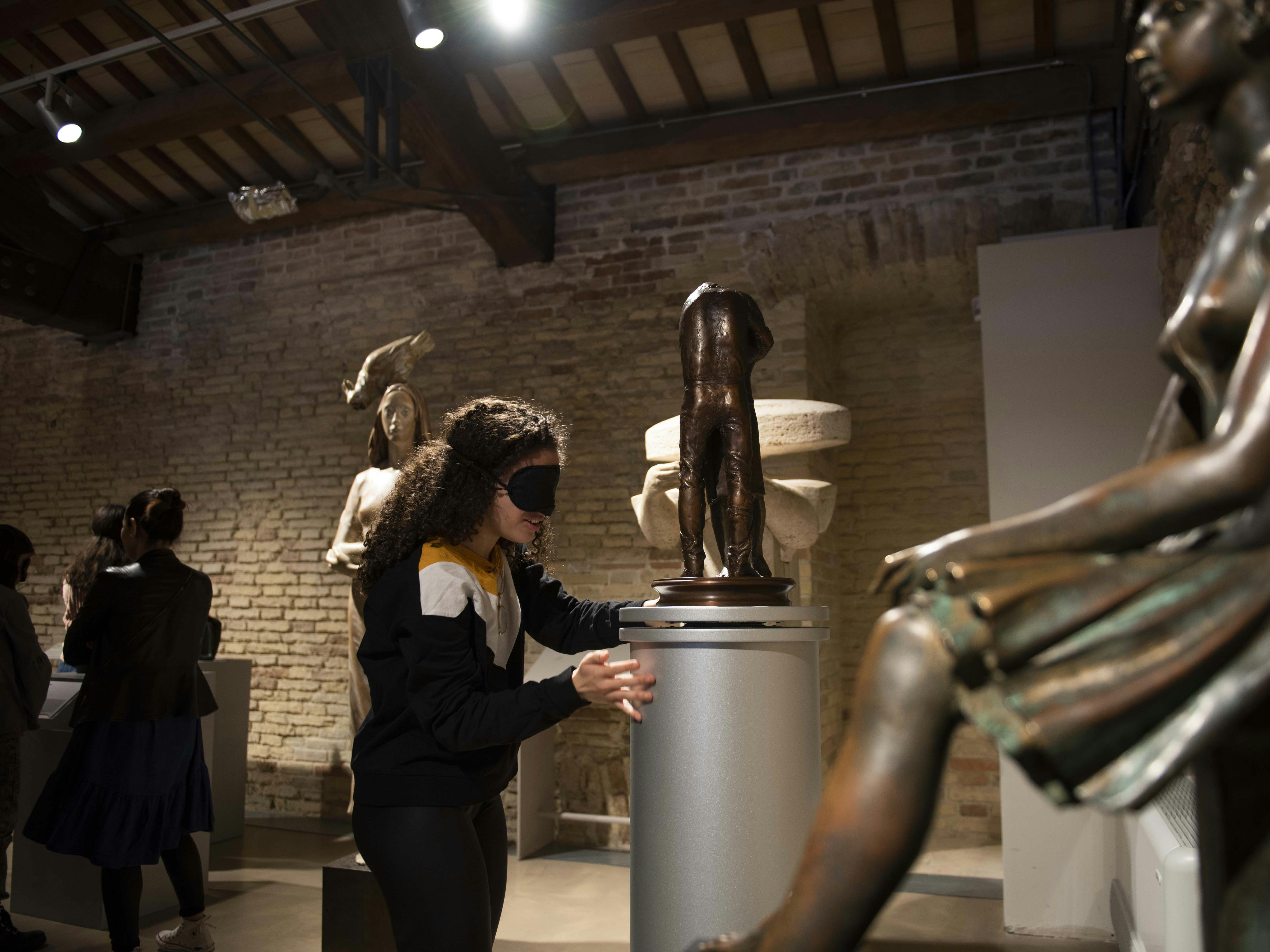 Ancona, Museo Omero. Attività educativa "Immagini dal buio" con esplorazione bendata delle sculture originali ospitate nella Sezione contemporanea. Ancona, Museo Omero. Attività educativa "Immagini dal buio" con esplorazione bendata delle sculture originali ospitate nella Sezione contemporanea.