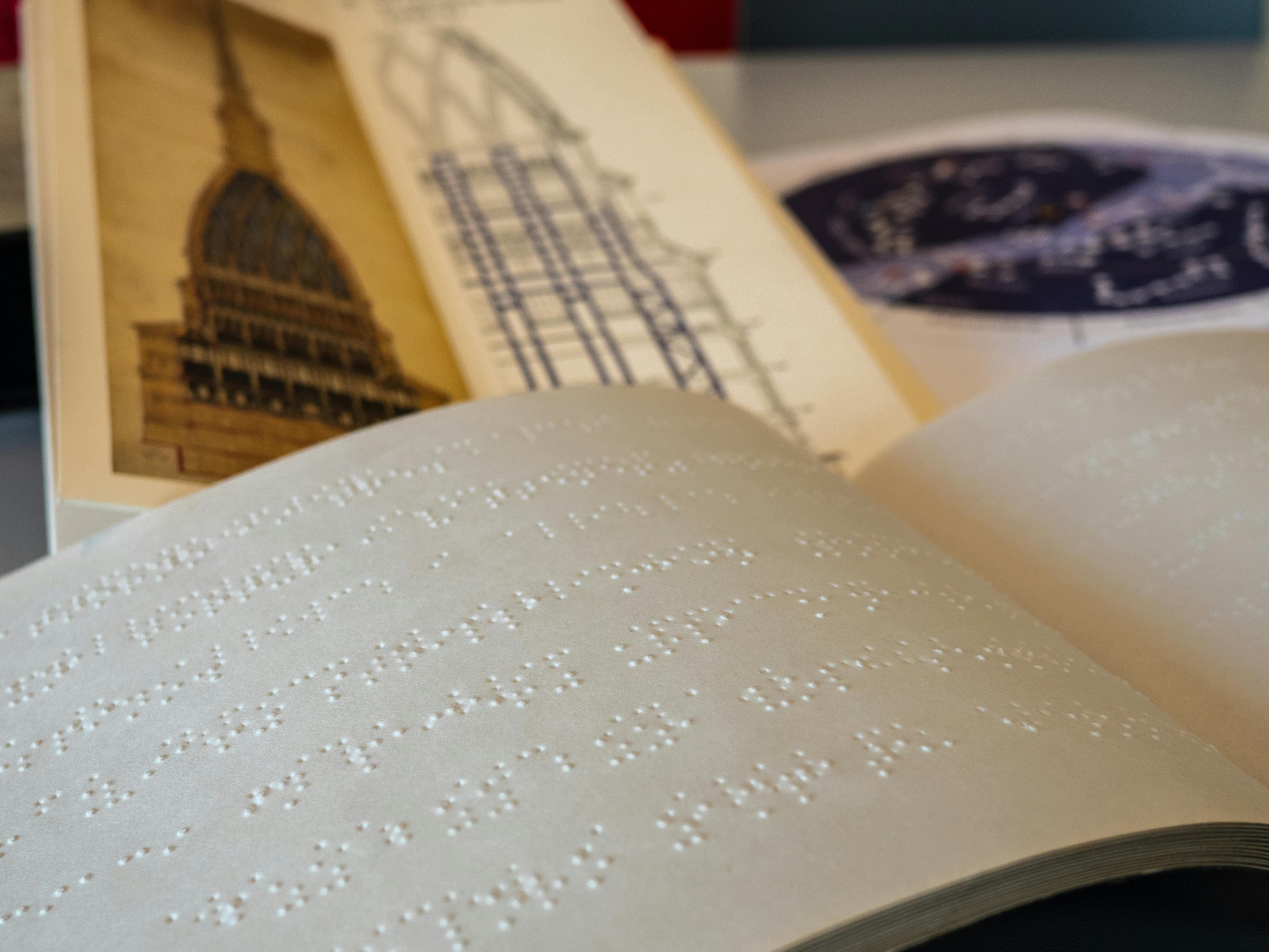 Torino, Biblioteche Civiche. Testo in braille Torino, Biblioteche Civiche. Testo in braille