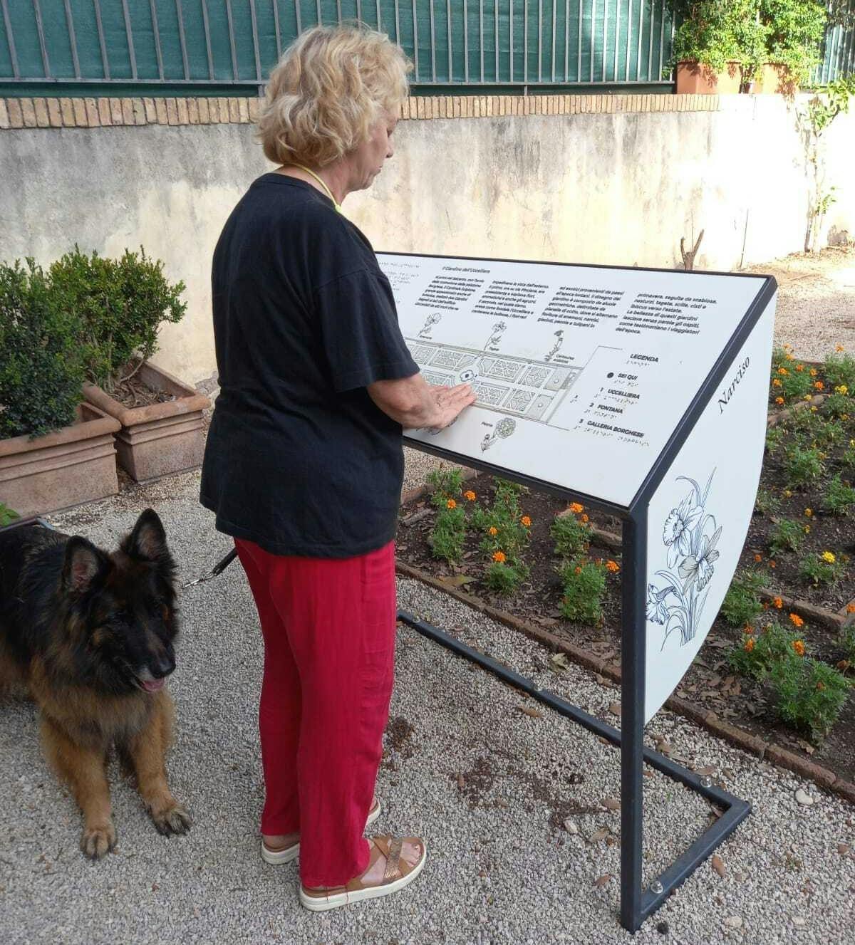 Roma, Galleria Borghese, Giardini Segreti. Donna che esplora una mappa tattile.