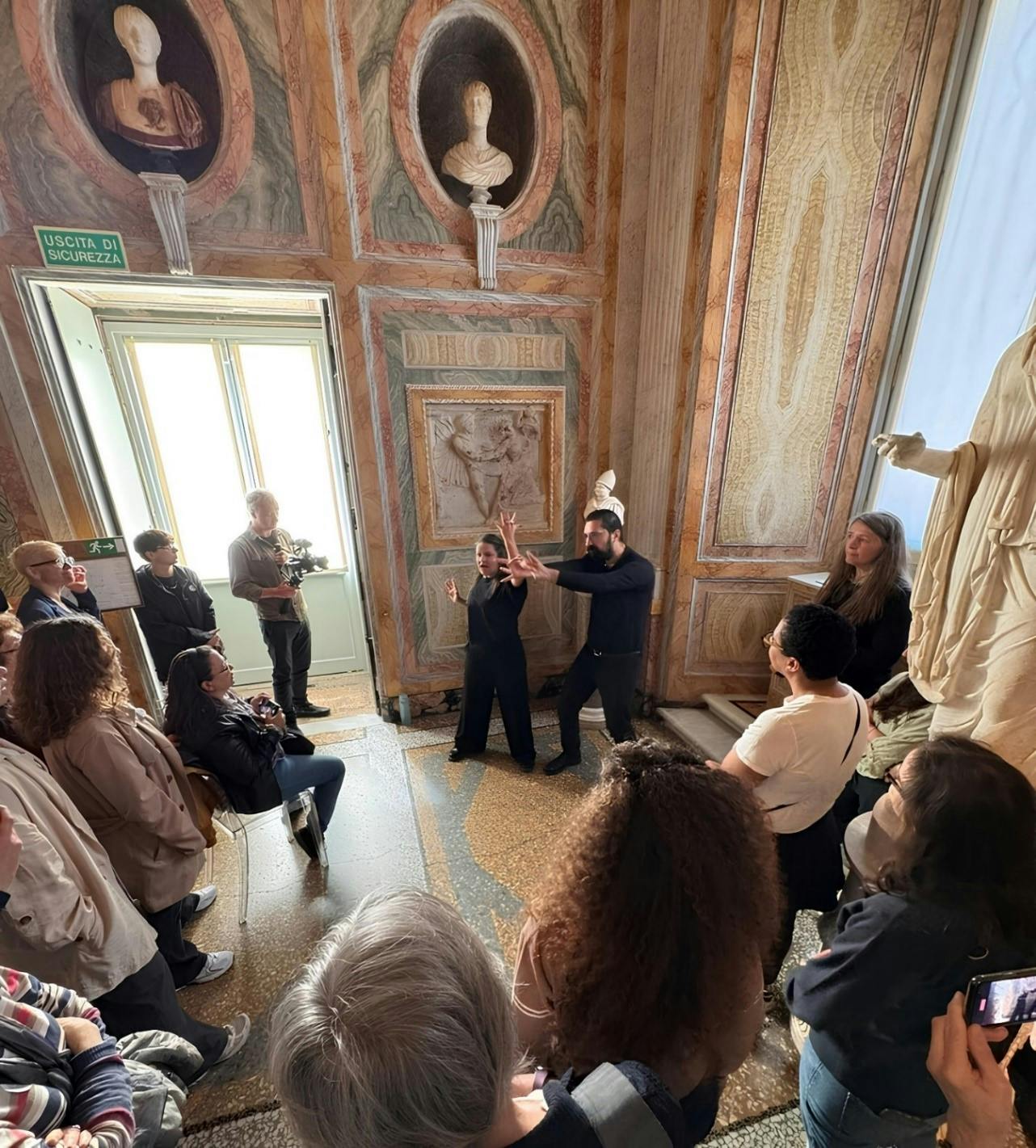 Roma, Galleria Borghese. Progetto "Storie del Cardinale Scipione e di Casa Borghese": azione artistica in Visual Vernacular, per persone sorde e udenti.