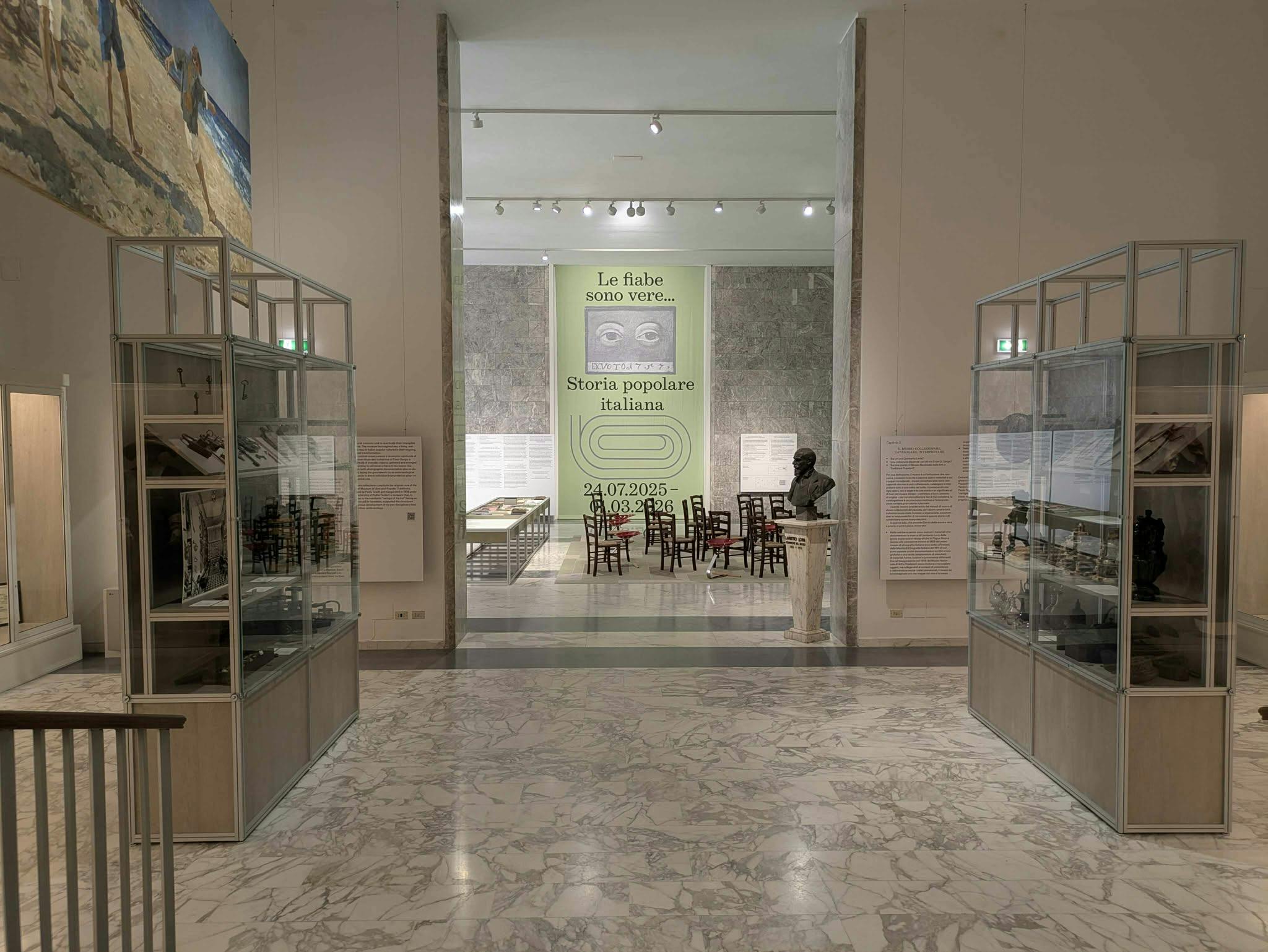 Roma, Museo delle civiltà. Mostra "Le fiabe sono vere... Storia popolare italiana". Corridoio d'ingresso del piano terra con visuale verso l'atrio.