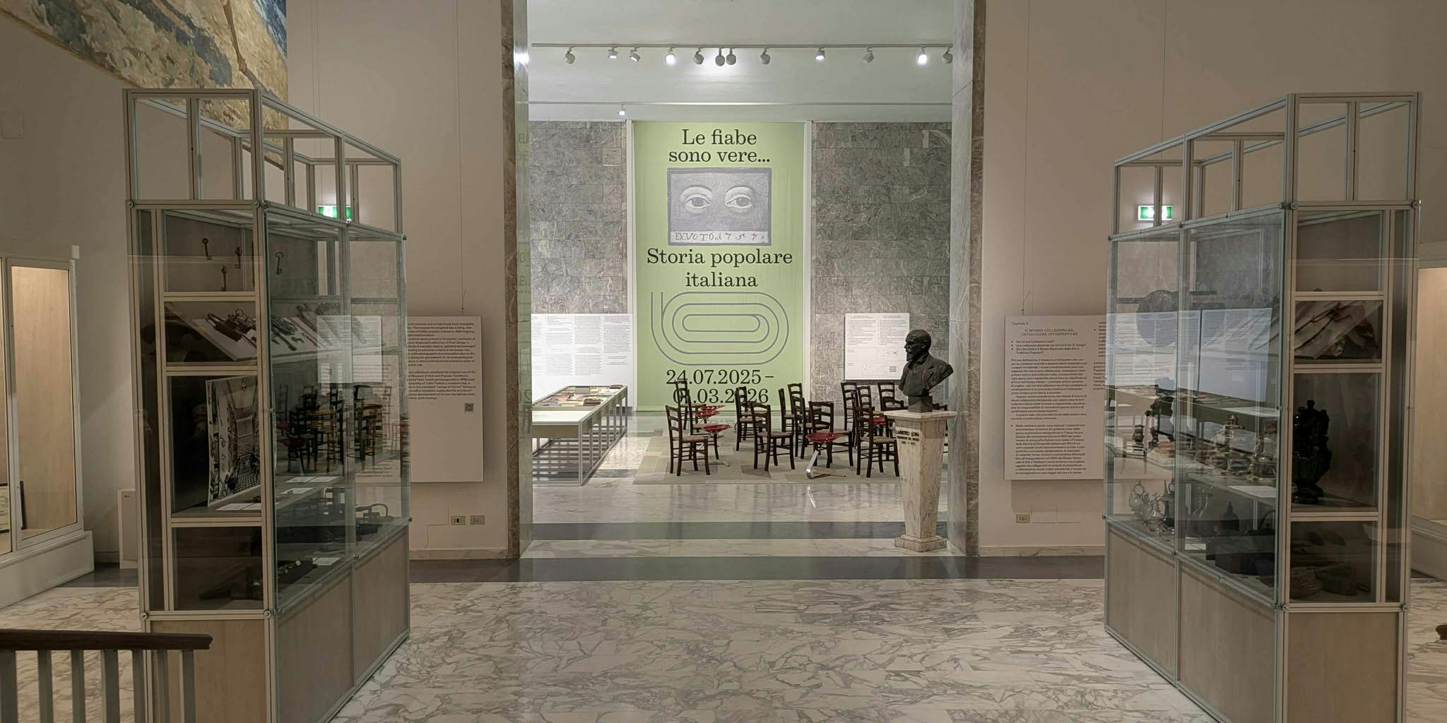 Roma, Museo delle civiltà. Mostra "Le fiabe sono vere... Storia popolare italiana". Roma, Museo delle civiltà. Mostra "Le fiabe sono vere... Storia popolare italiana". Corridoio d'ingresso del piano terra con visuale verso l'atrio.