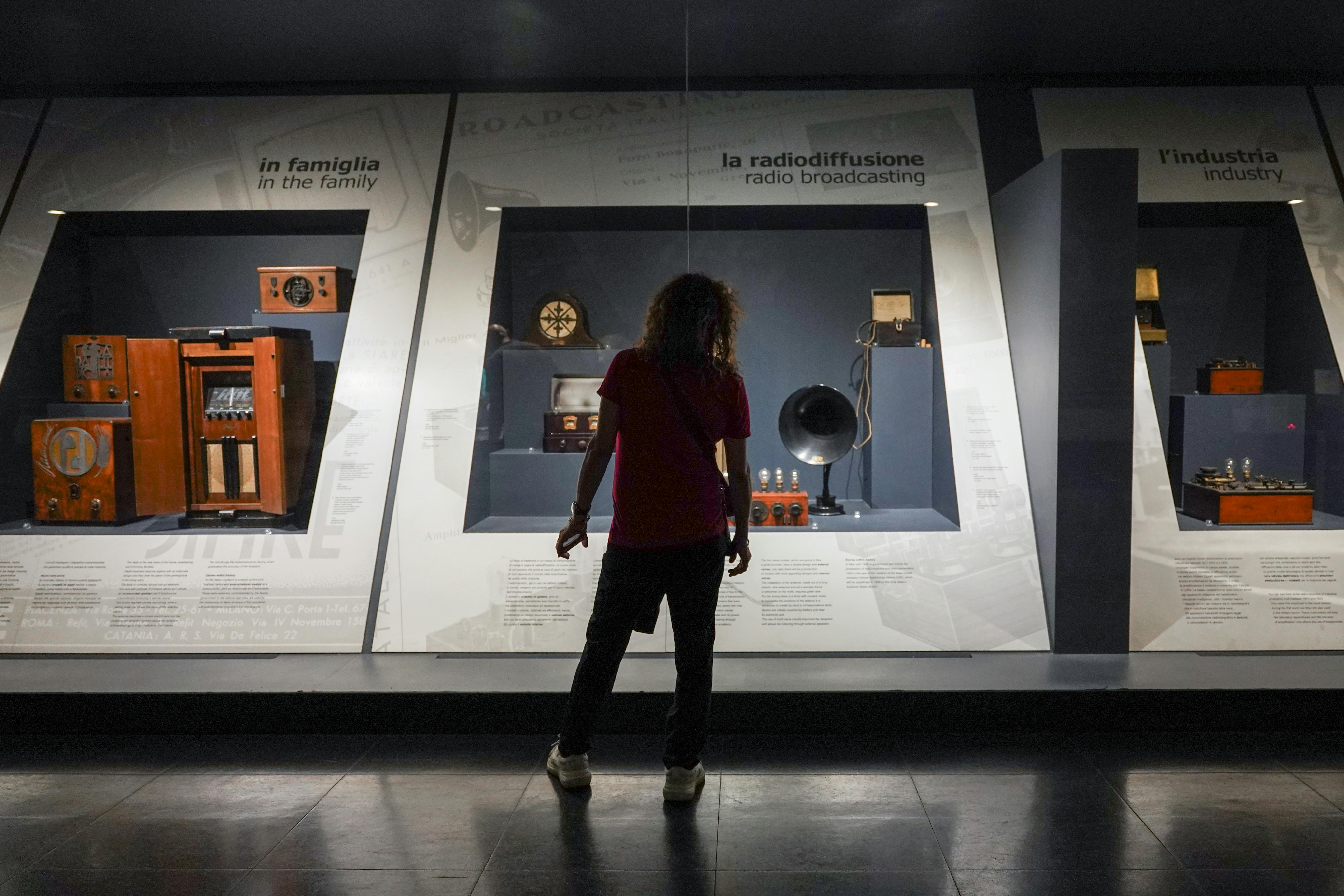 Milano, Museo della Scienza e della Tecnologia Leonardo da Vinci. Esposizione permanente "Telecomunicazioni". Un ragazzo di spalle davanti ad alcuni strumenti di radiodiffusione.