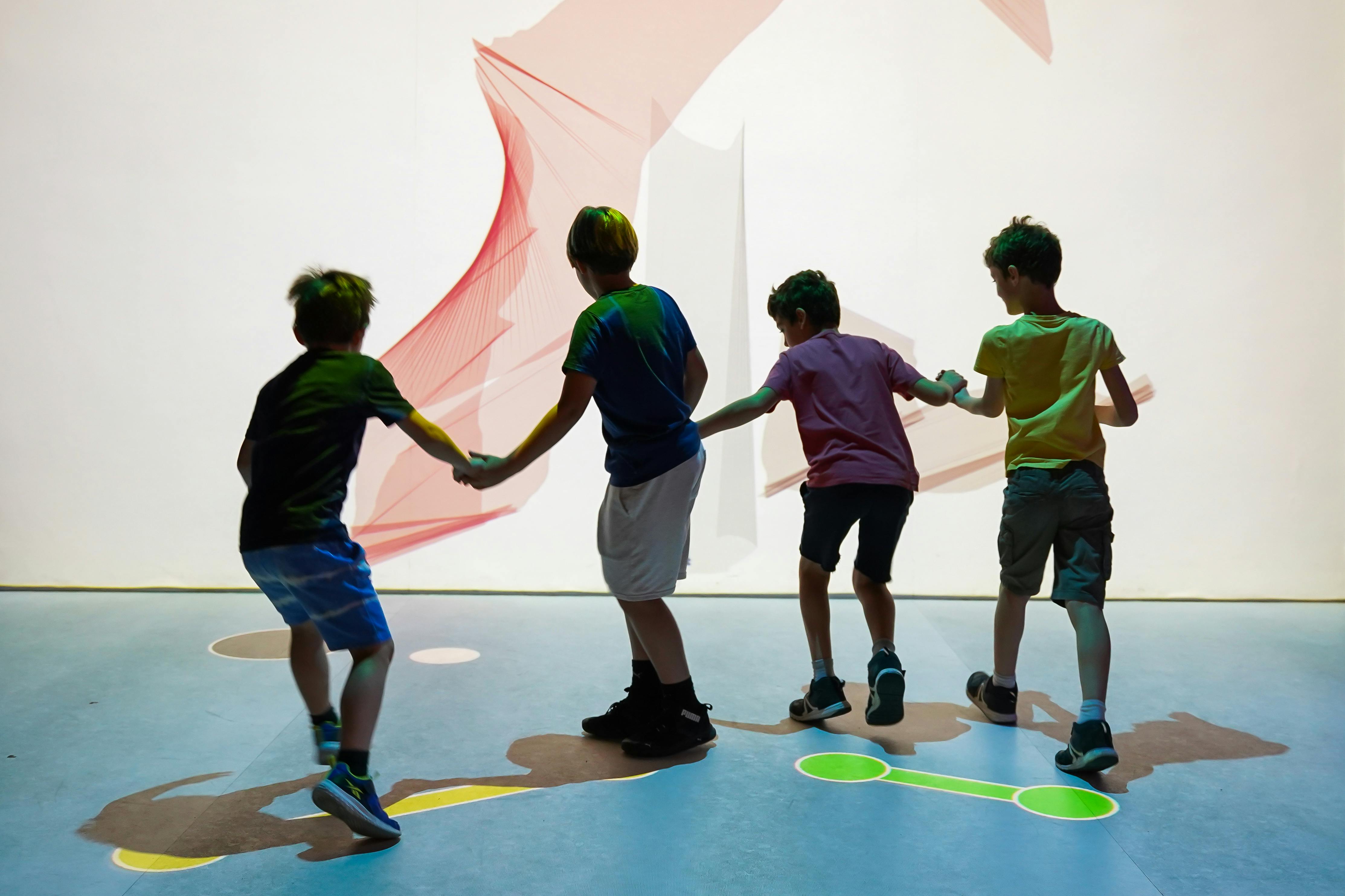 Milano, Museo della Scienza e della Tecnologia. Quattro bambini partecipano ad una esperienza immersiva nell'arte digitale durante il laboratorio "iLab Digital Steam".