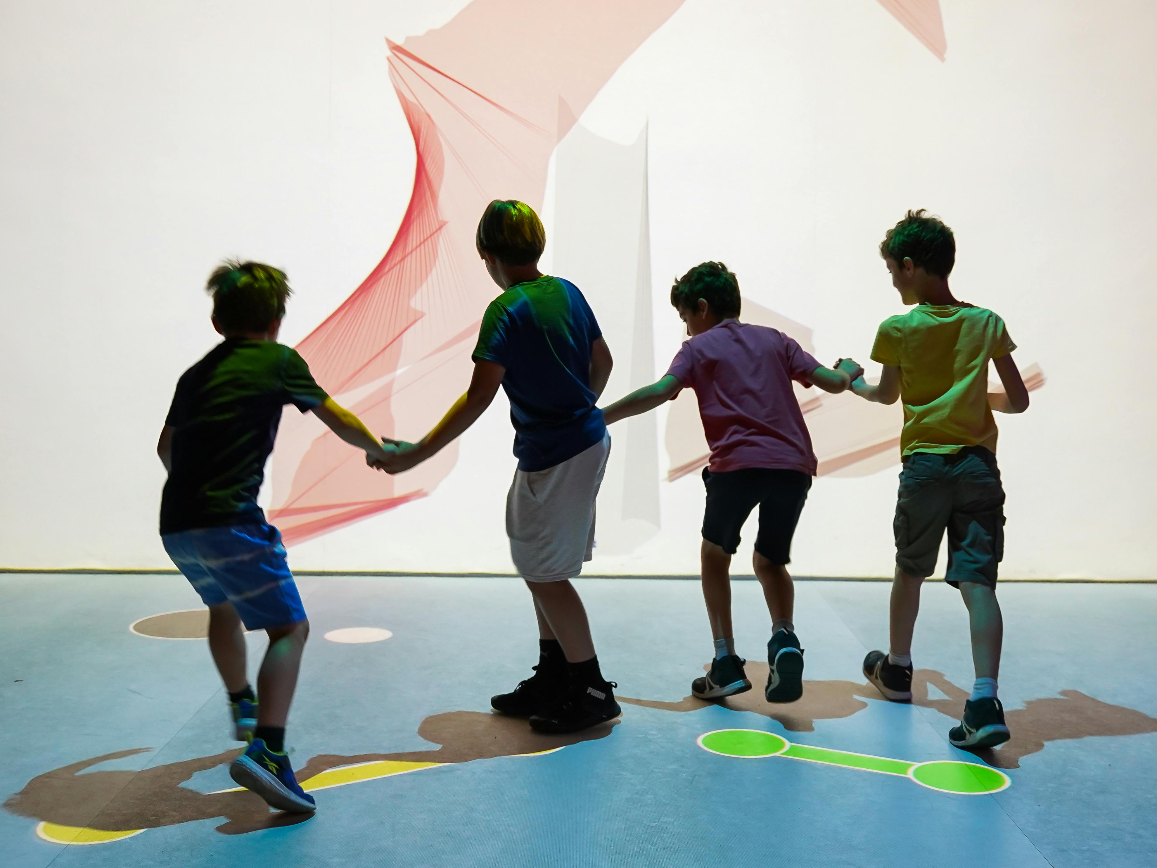 Milano, Museo della Scienza e della Tecnologia Leonardo da Vinci. Laboratorio "iLab Digital Steam". Milano, Museo della Scienza e della Tecnologia. Quattro bambini partecipano ad una esperienza immersiva nell'arte digitale durante il laboratorio "iLab Digital Steam".