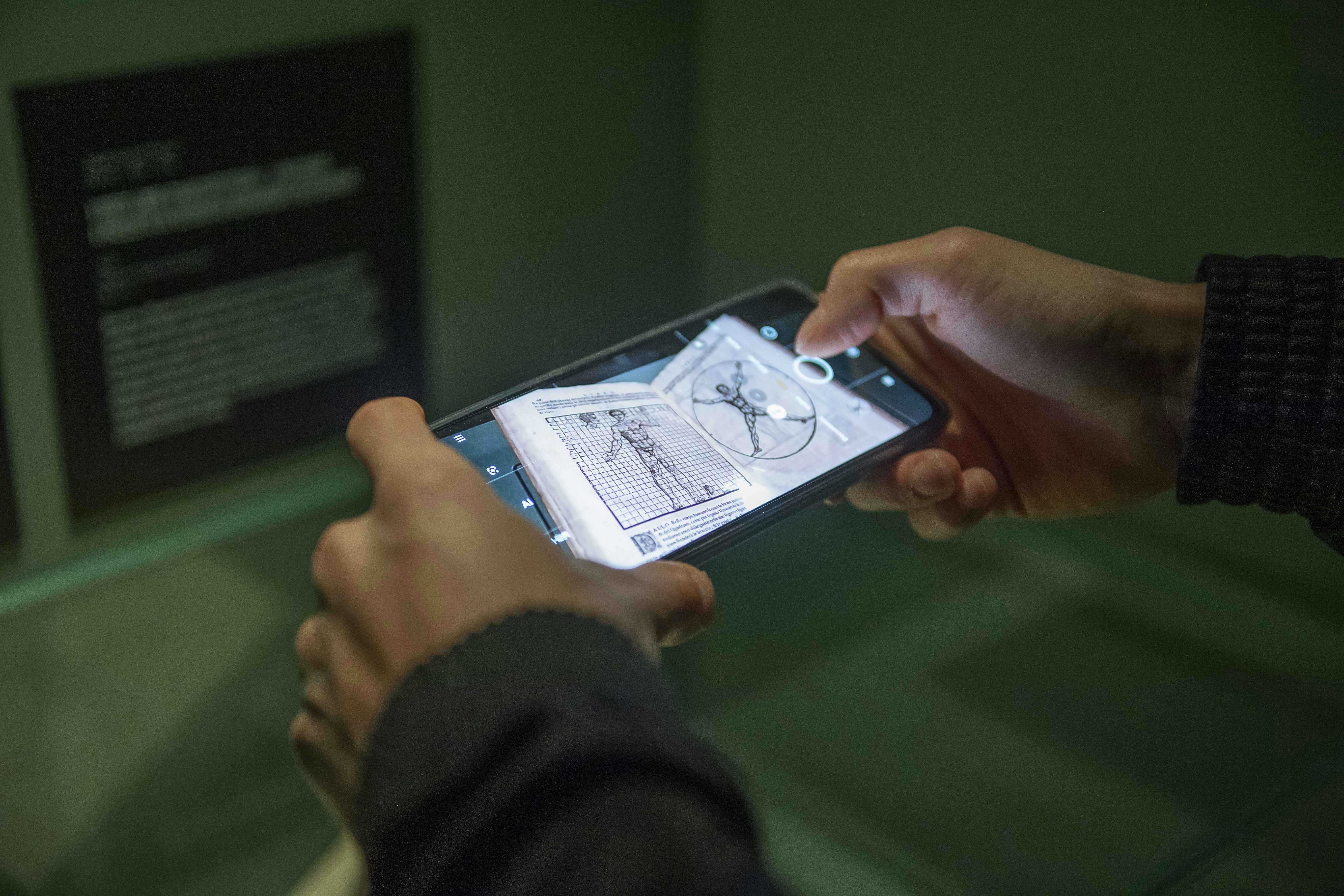 Milano, Museo della scienza e della Tecnologia, Gallerie Leonardo da Vinci. Esplorazione digitale, tramite smartphone, di un libro antico con illustrazioni anatomiche.