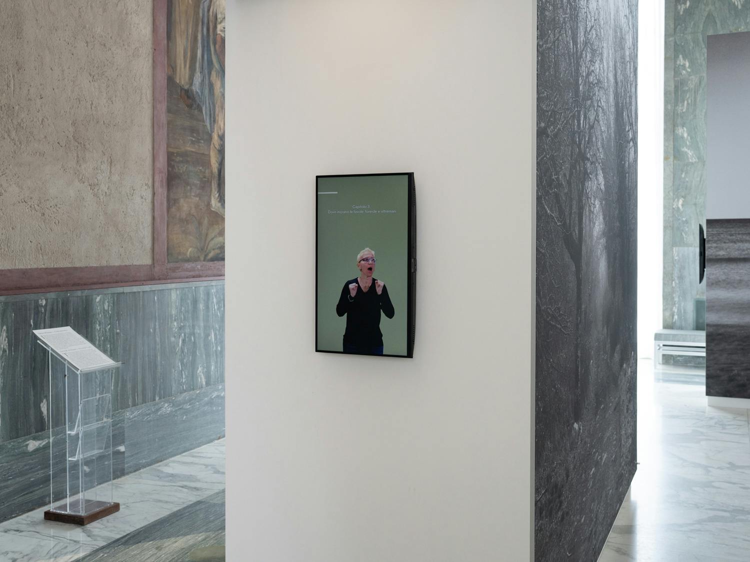 Roma, MUCIV, Museo delle Civiltà. Mostra "Le fiabe sono vere". Roma, MUCIV, Museo delle Civiltà. Mostra "Le fiabe sono vere". Schermo con spiegazione in lingua dei segni.