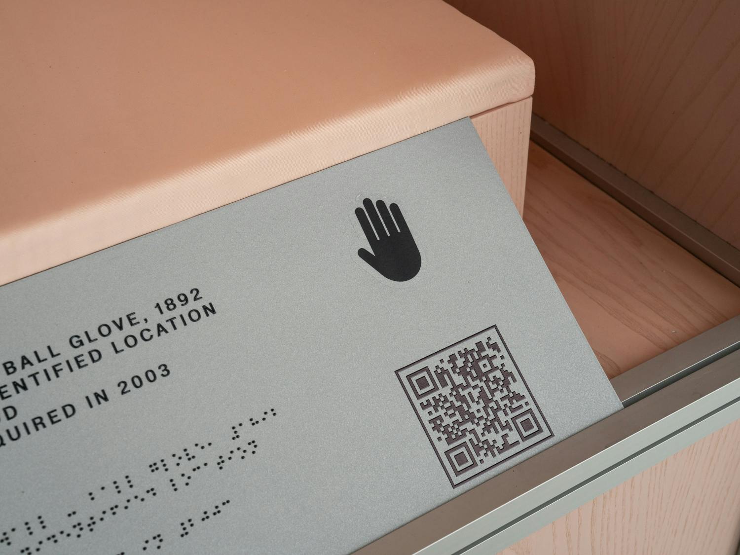 Roma, MUCIV, Museo delle Civiltà. Mostra "Le fiabe sono vere". Dettaglio QRcode interattivo "gli oggetti del percorso tattile. ascolta, esplora e conosci".