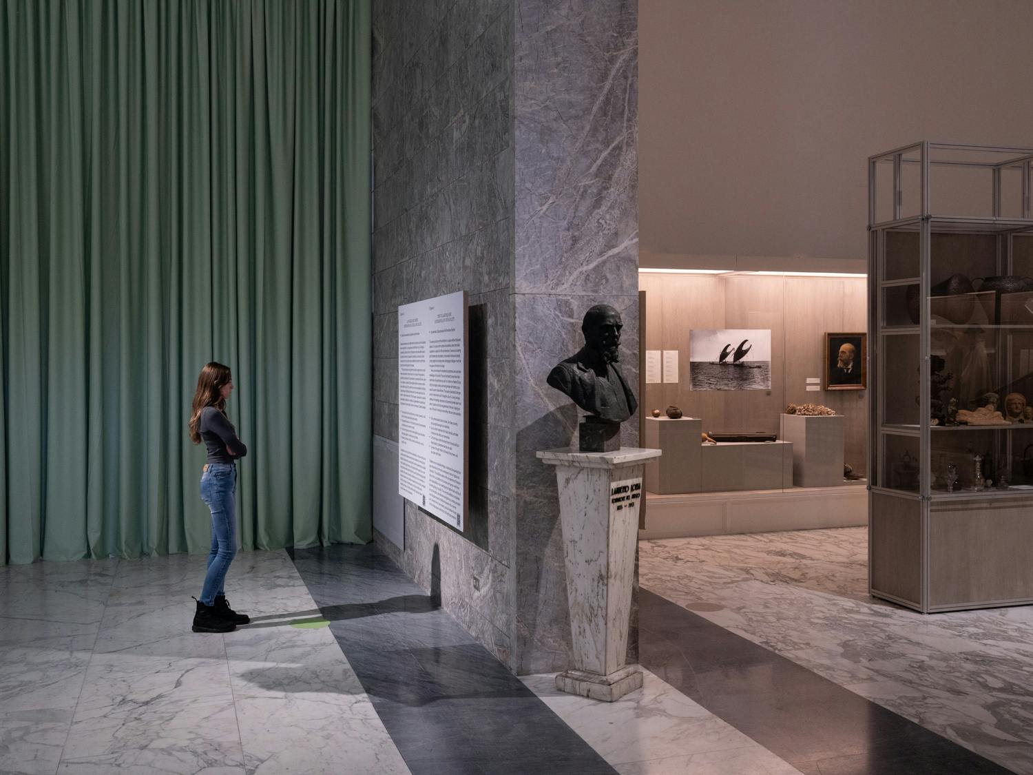 Roma, MUCIV, Museo delle Civiltà. Mostra "Le fiabe sono vere". Una ragazza legge il pannello in una sala..