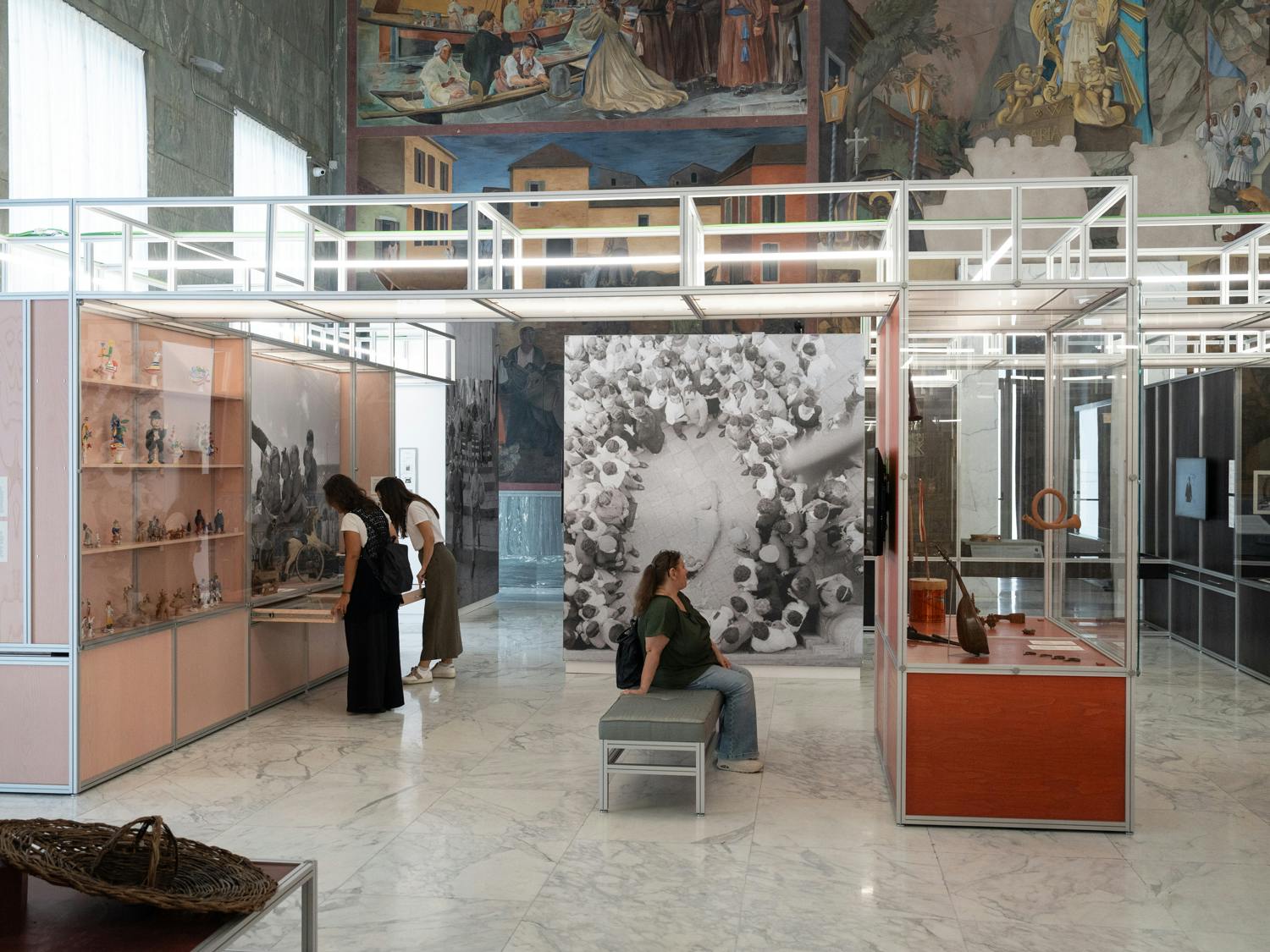 Roma, MUCIV, Museo delle Civiltà. Mostra "Le fiabe sono vere". Roma, MUCIV, Museo delle Civiltà. Mostra "Le fiabe sono vere". Sala con allestimento e tre utenti, in piedi e seduti.
