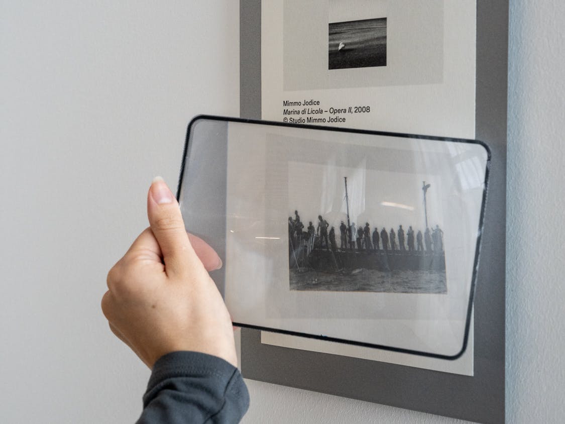 Roma, MUCIV, Museo delle Civiltà. Mostra "Le fiabe sono vere". Roma, MUCIV, Museo delle Civiltà. Mostra "Le fiabe sono vere". Uno strumento per ingrandire le immagini.