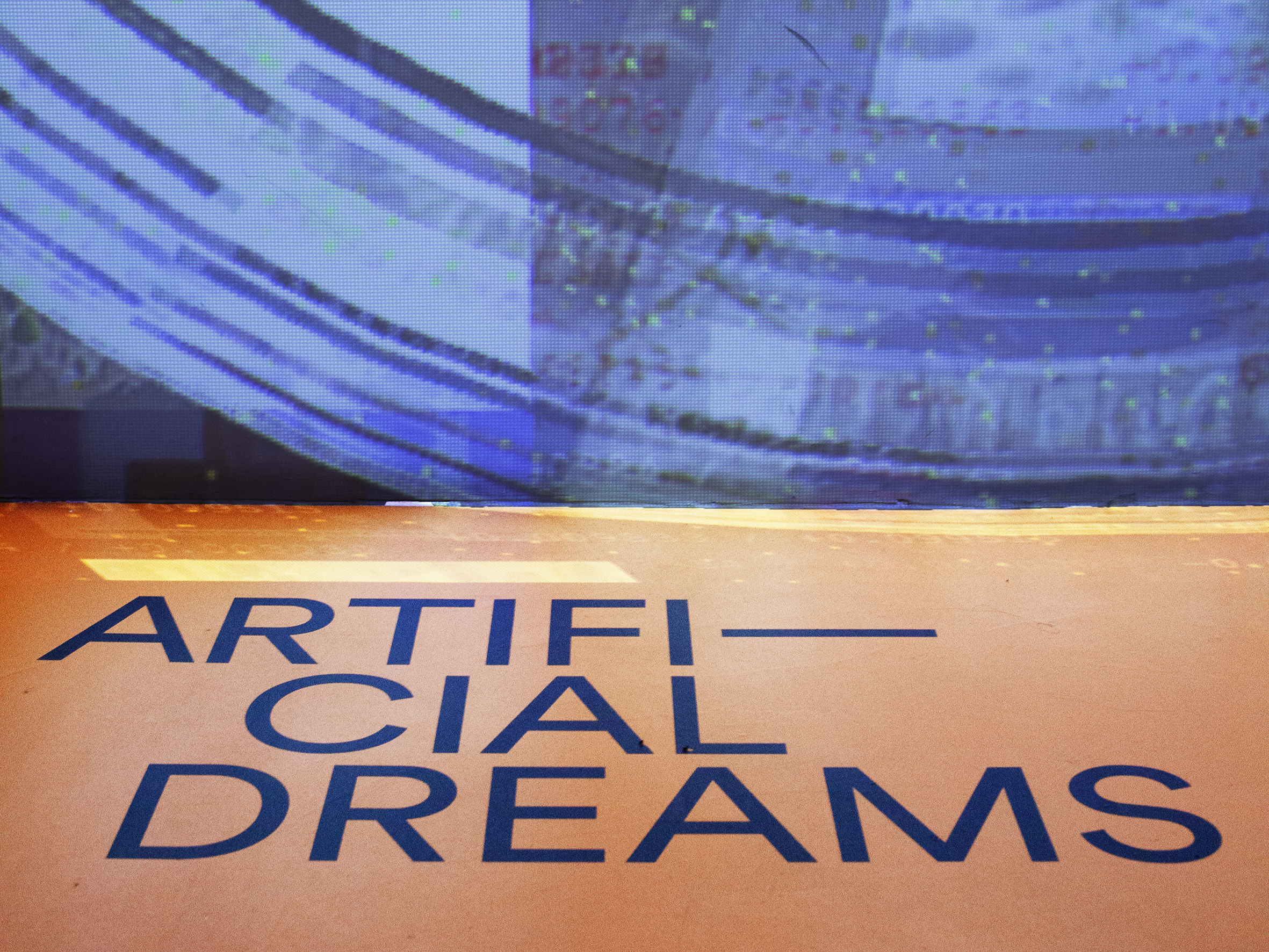 Milano, Meet Digital Cultural Center.  Proiezione con scritta Artificial Dreams