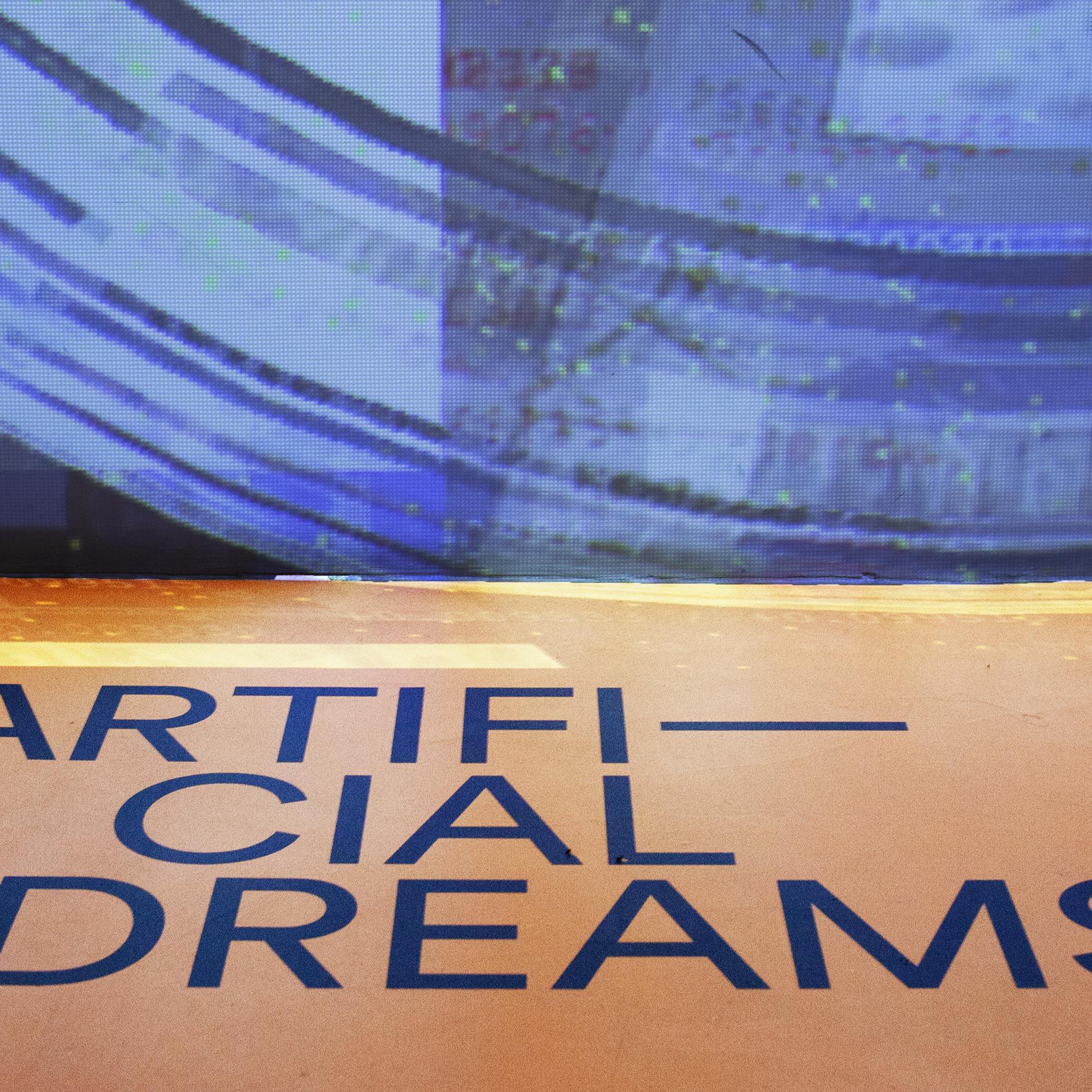 Milano, Meet Digital Cultural Center. Proiezione. Milano, Meet Digital Cultural Center. Proiezione con scritta Artificial Dreams