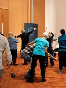 Prato, Centro per l'Arte Contemporanea Luigi Pecci. Laboratorio di attivita espressive rivolto a persone con Parkinson negli spazi della mostra "Eccentrica", Dance Well.