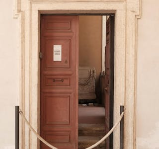Roma, Museo Nazionale Romano. Terme di Diocleziano. Chiostro. Roma, Museo Nazionale Romano. Terme di Diocleziano. Chiostro. Porta con divieto di accesso.