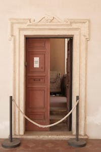 Roma, Museo Nazionale Romano. Terme di Diocleziano. Chiostro. Porta con  divieto di accesso.