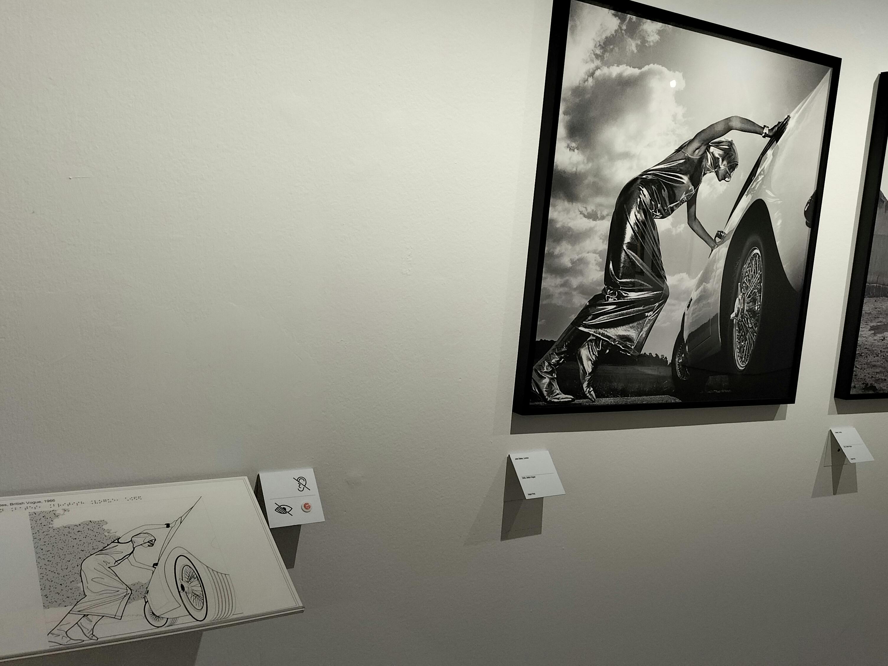 Roma, Museo dell’Ara Pacis. Mostra “Helmut Newton. Legacy”, 2023-2024. Roma, Museo dell’Ara Pacis. Mostra “Helmut Newton. Legacy”, 2023-2024. Percorso integrato audio-tattile.