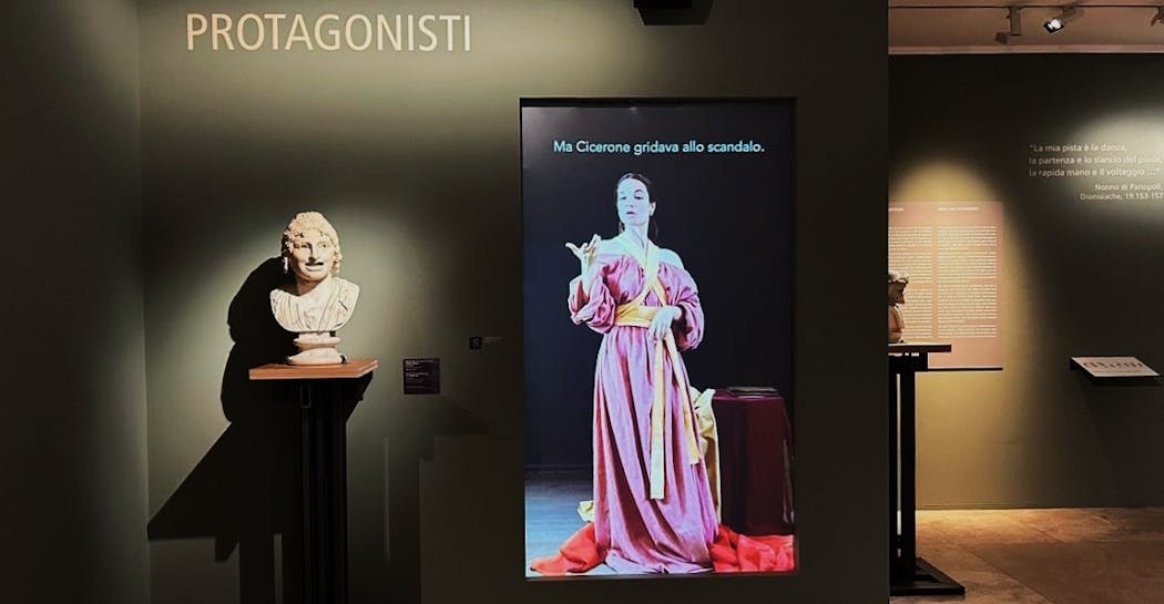 Roma, Museo dell’Ara Pacis. Mostra “TEATRO. Autori, attori e pubblico nell’antica Roma", 2024. Installazione video in LIS.