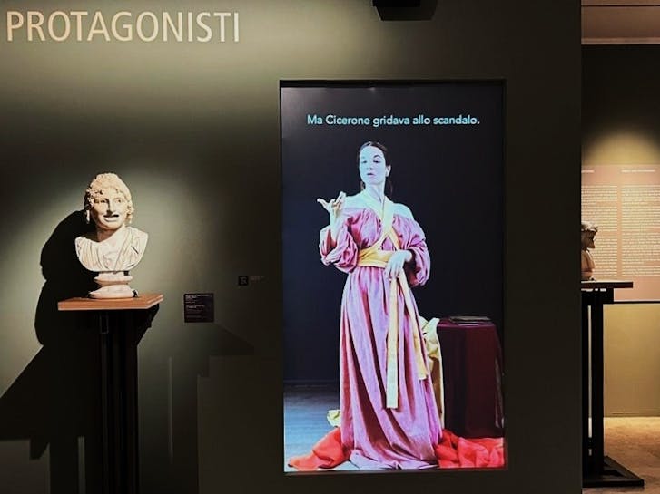 Roma, Museo dell’Ara Pacis. Mostra “TEATRO. Autori, attori e pubblico nell’antica Roma", 2024. Roma, Museo dell’Ara Pacis. Mostra “TEATRO. Autori, attori e pubblico nell’antica Roma", 2024. Installazione video in LIS.