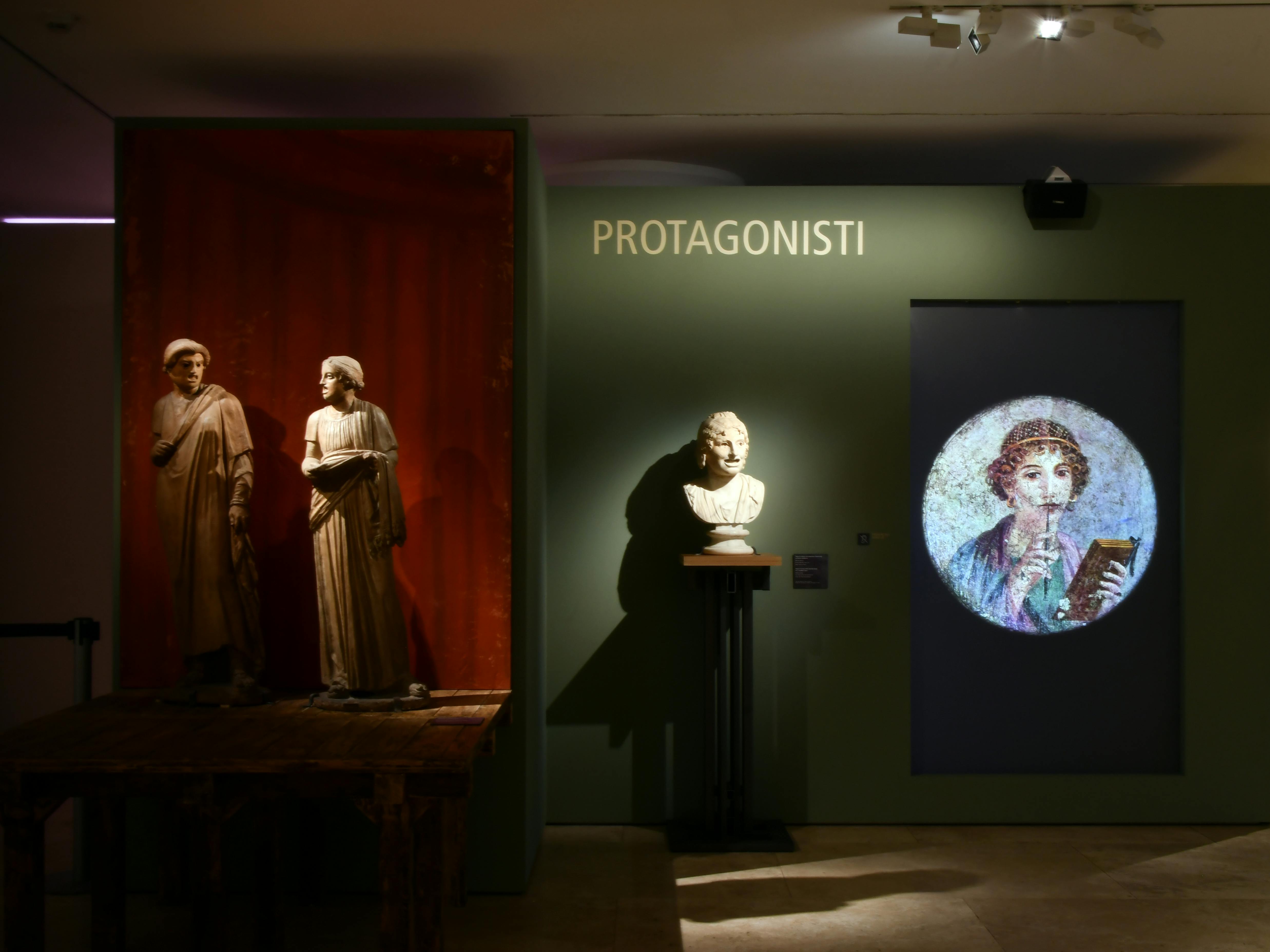 Roma, Museo dell’Ara Pacis. Mostra “TEATRO. Autori, attori e pubblico nell’antica Roma", 2024. Roma, Museo dell’Ara Pacis. Mostra “TEATRO. Autori, attori e pubblico nell’antica Roma", 2024. Installazione video in LIS.