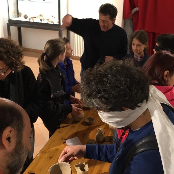 Tavolo tattile con manufatti archeologici. Tavolo tattile con manufatti archeologici.