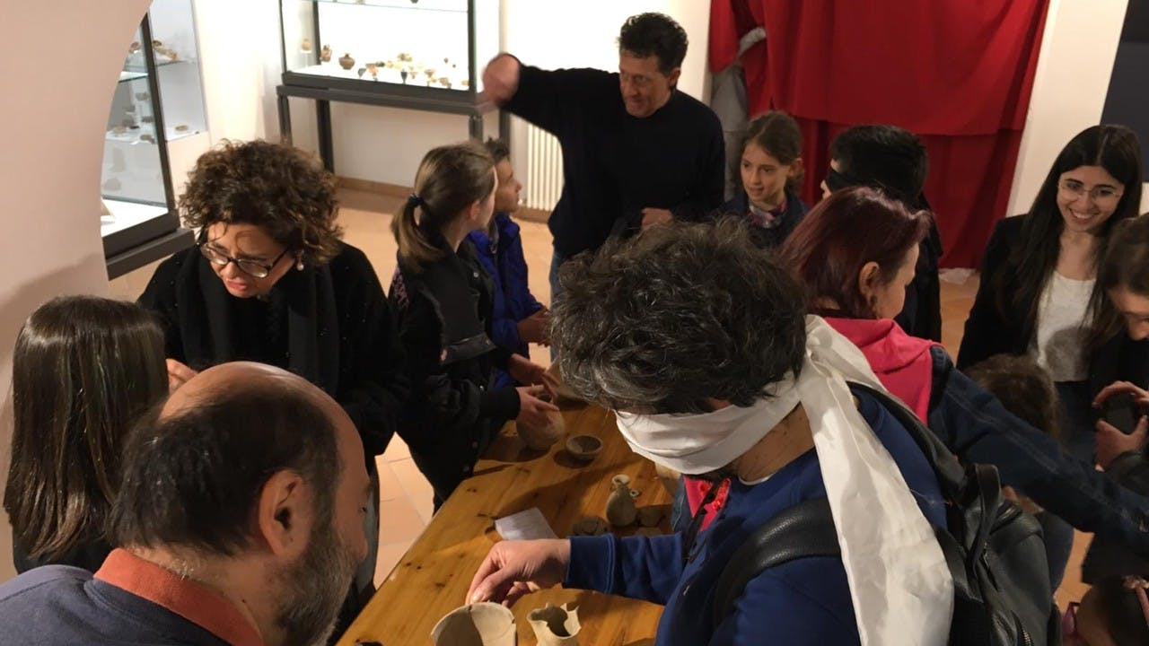 Tavolo tattile con manufatti archeologici.