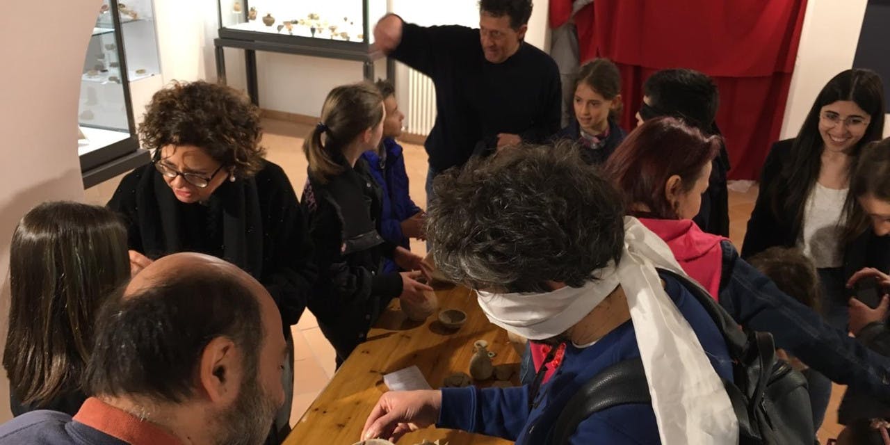 Tavolo tattile con manufatti archeologici. Tavolo tattile con manufatti archeologici.