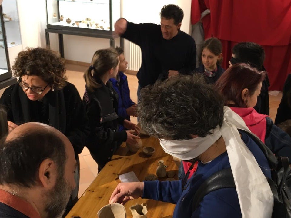 Tavolo tattile con manufatti archeologici. Tavolo tattile con manufatti archeologici.