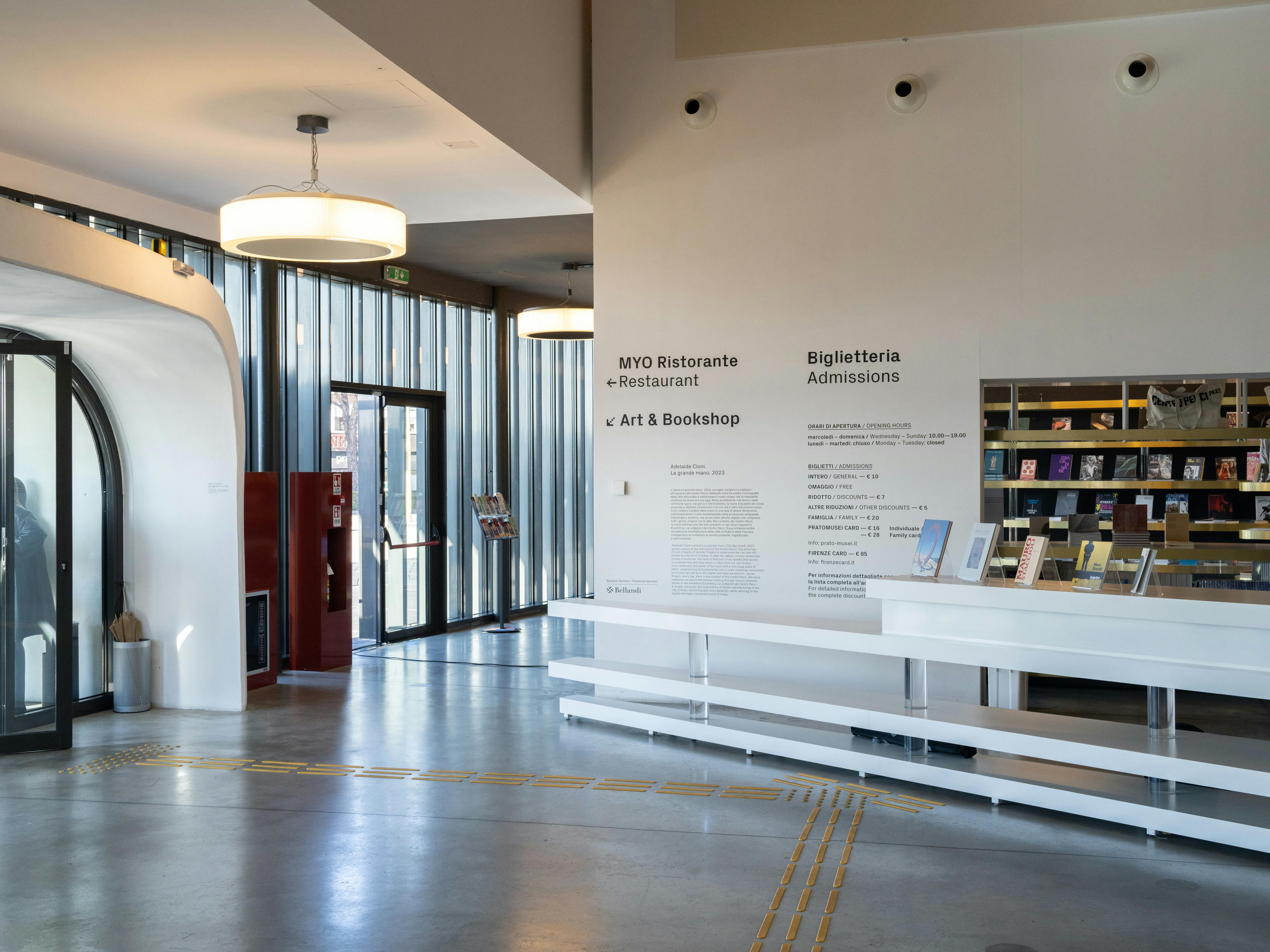 Prato, Centro per l'Arte Contemporanea Luigi Pecci. Ingresso al museo, banco di accoglienza, biglietteria