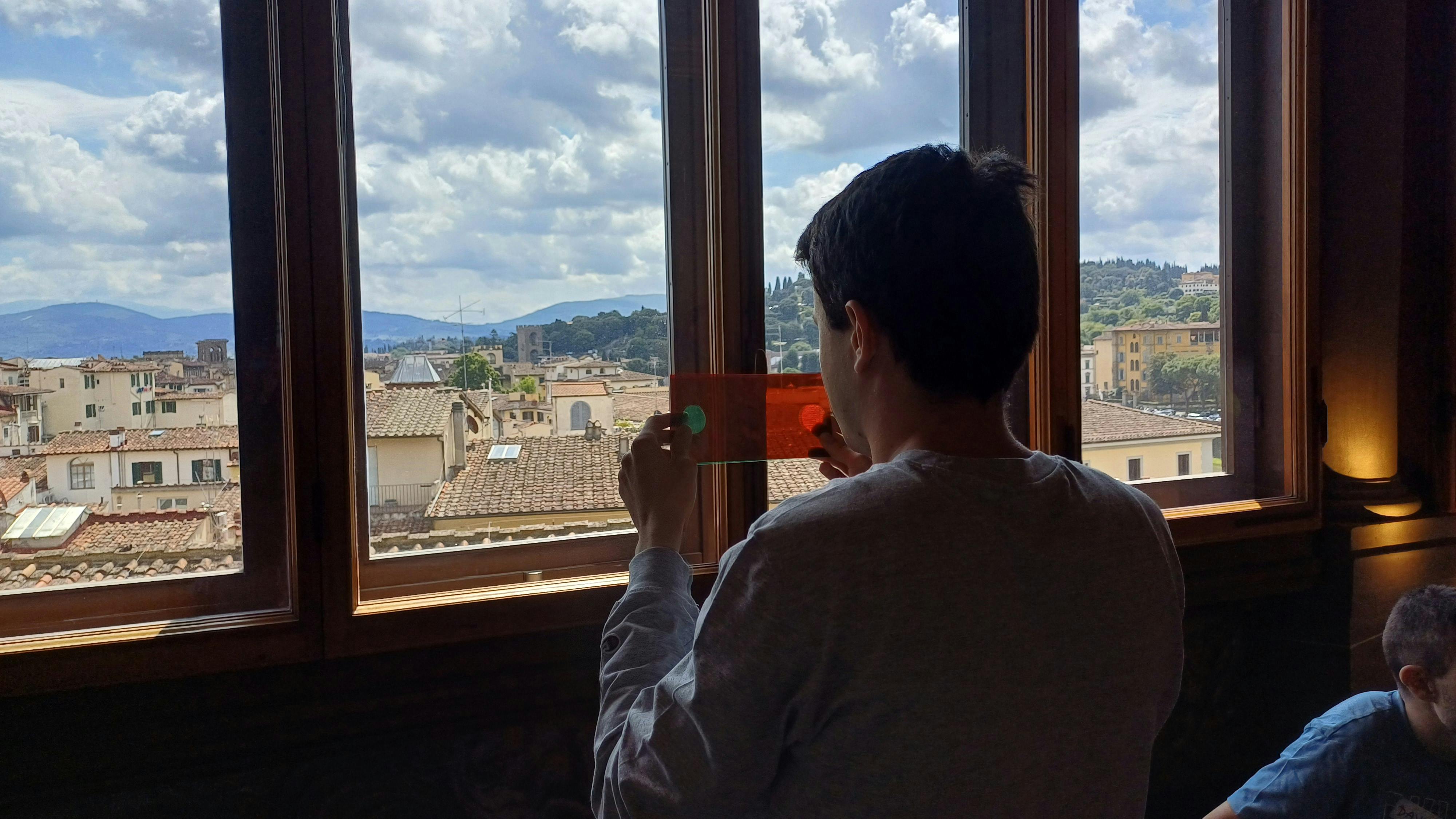 Le colline fiorentine viste da una sala della Galleria degli Uffizi con un oggetto dell’Activity Bag