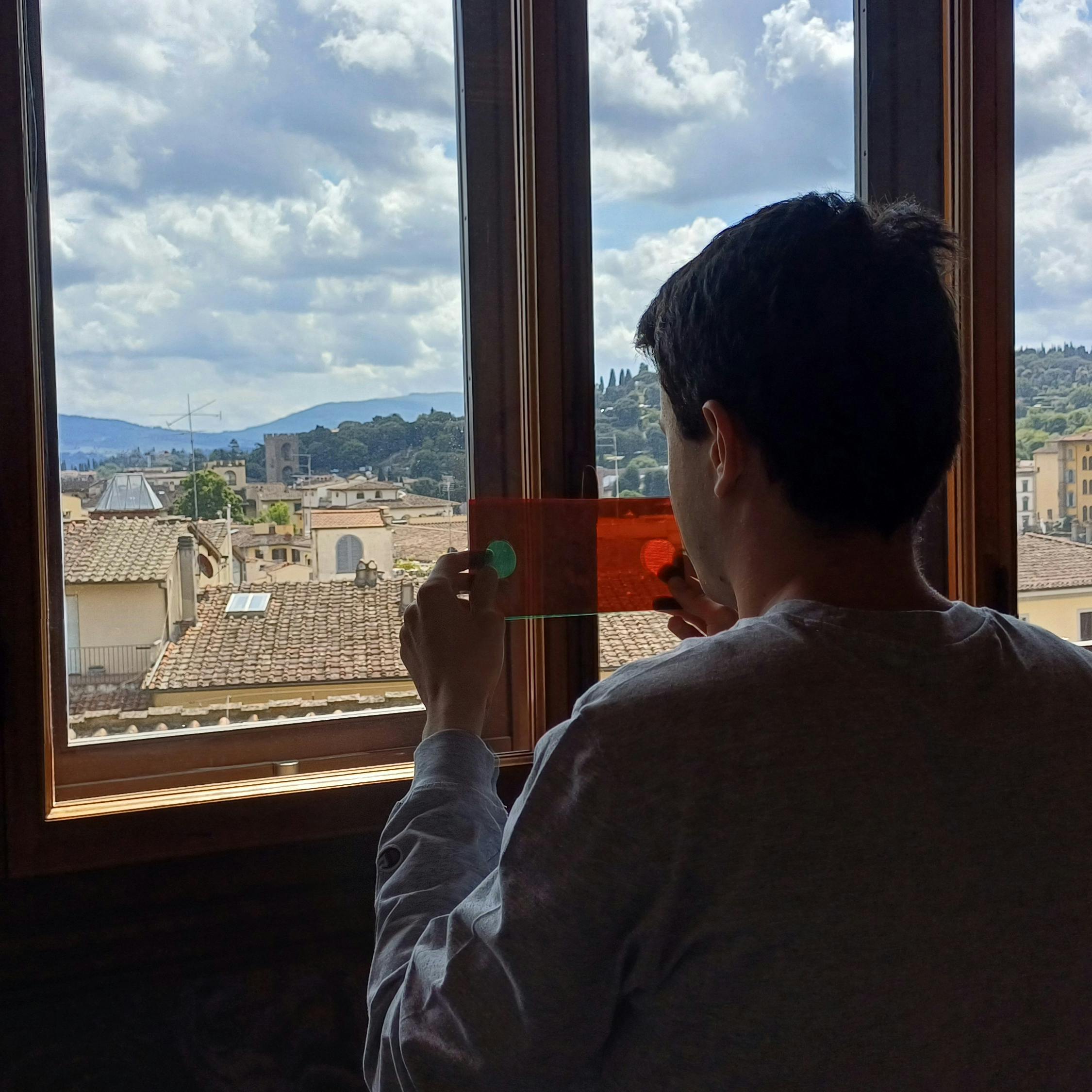 Firenze, Gallerie degli Uffizi. Le colline fiorentine viste da una sala della Galleria degli Uffizi con un oggetto dell’Activity Bag