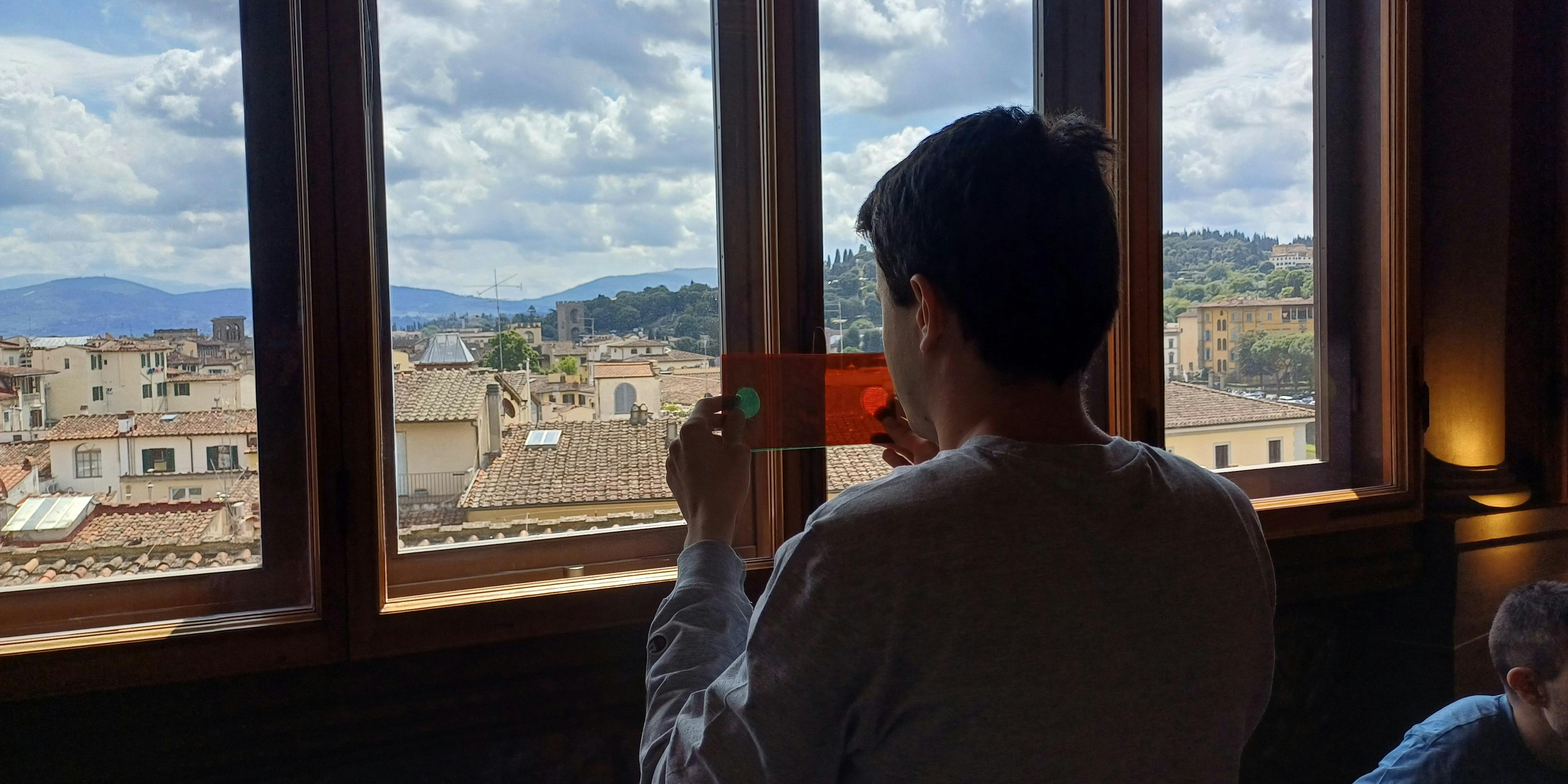 Firenze, Gallerie degli Uffizi. Le colline fiorentine viste da una sala della Galleria degli Uffizi con un oggetto dell’Activity Bag