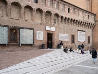 Bologna, Biblioteca Salaborsa, ingresso con scale e rampe
