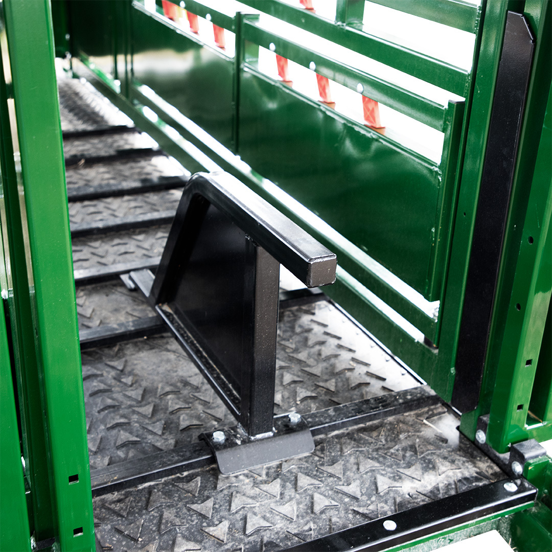 Sternum bar and rubber floor in Arrowlock 88 squeeze chute