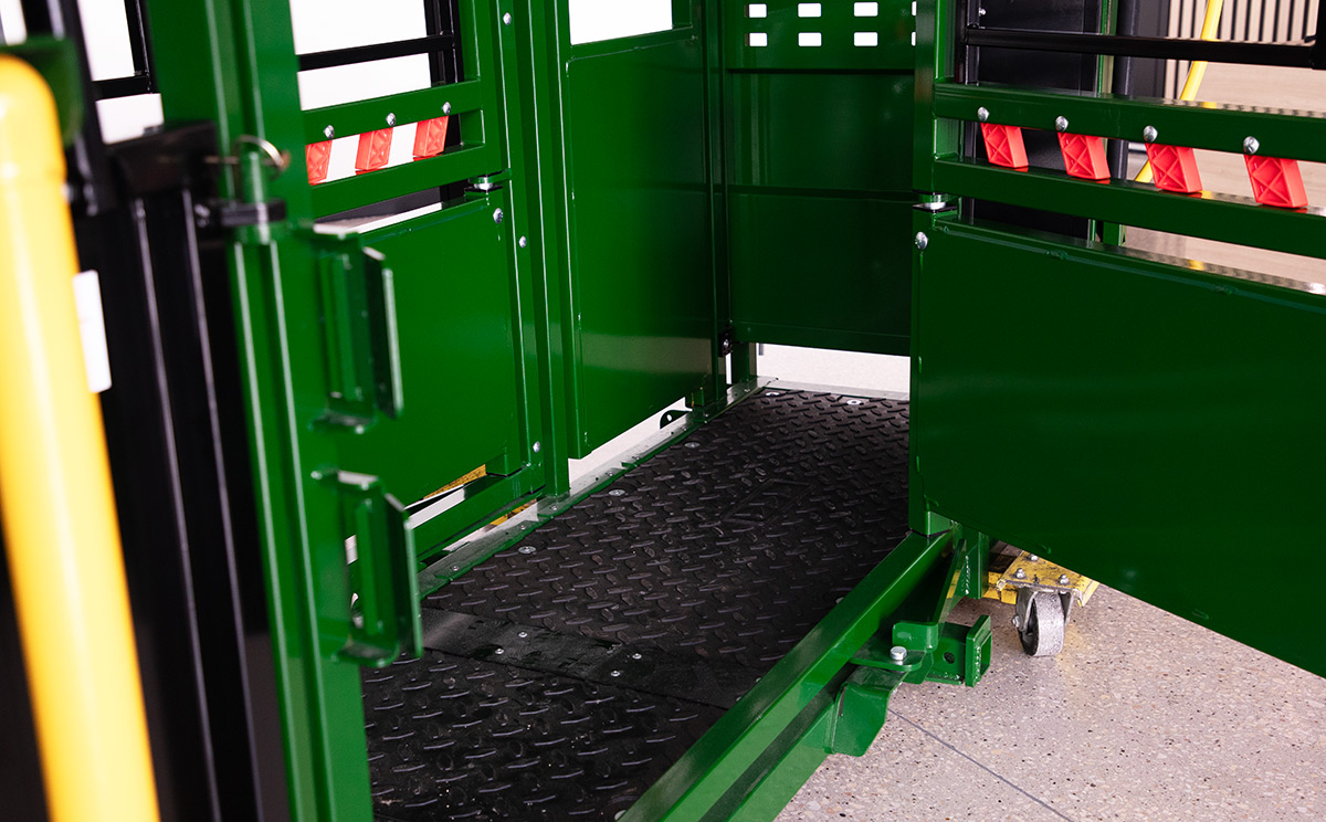 Close up of heavy-duty true rubber floor in Arrowlock 75 series squeeze chute