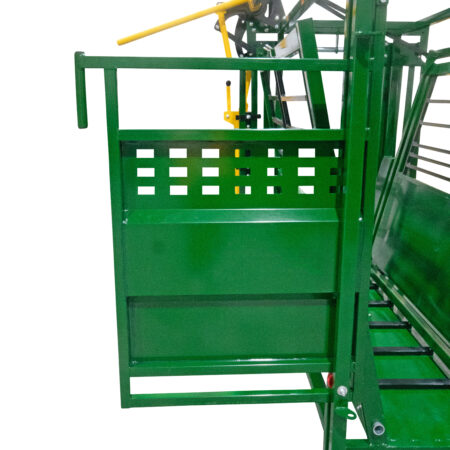 Easylock 33 chute rolling rear door with 3E slots that let cattle see light