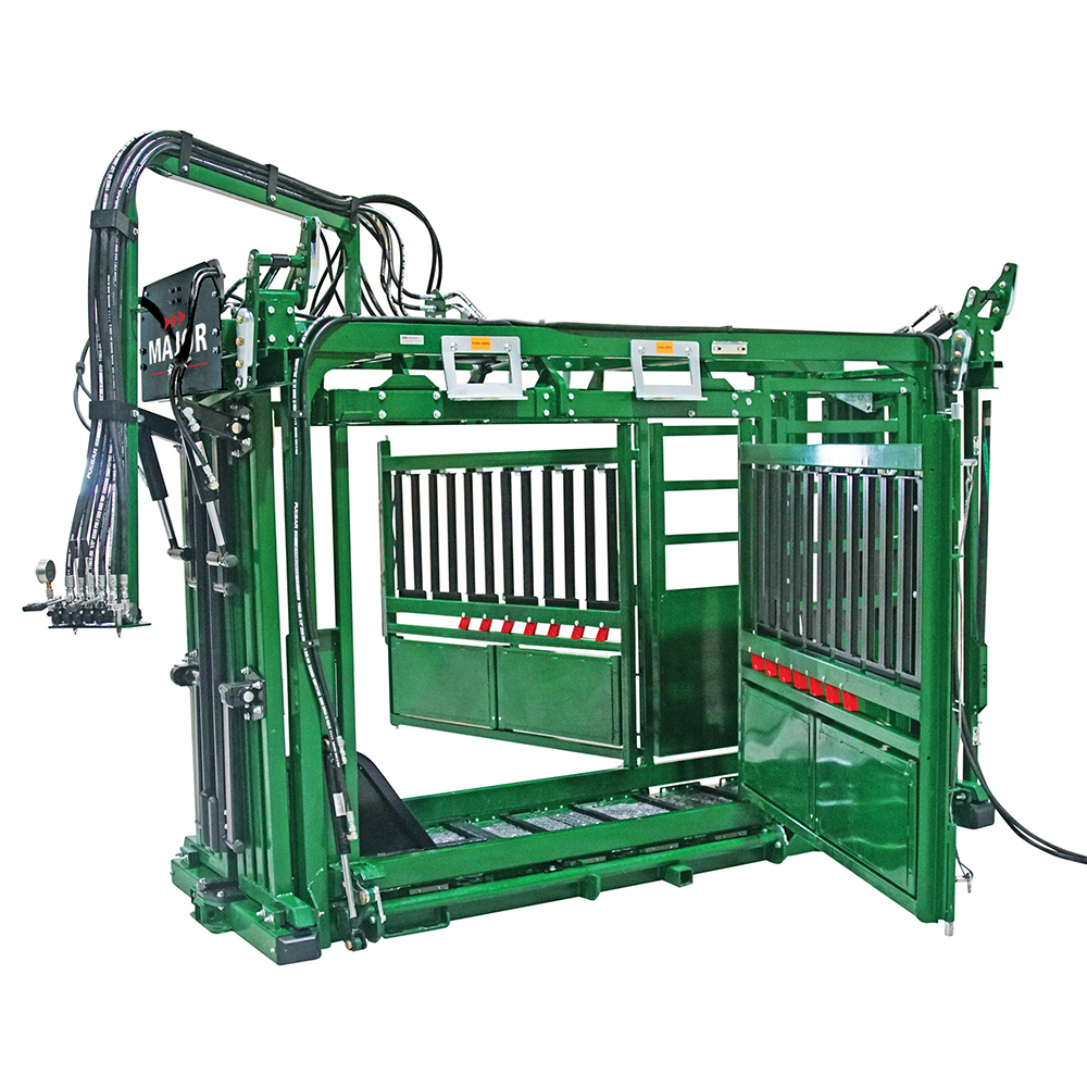 Total access is available on both sides of the Major Heavy-Duty Hydraulic Squeeze Chute