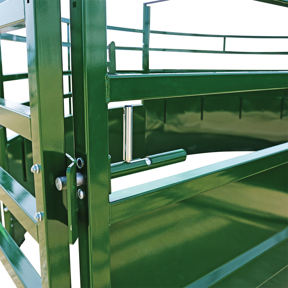 Close up slam latch on cattle crowding tub entry gate