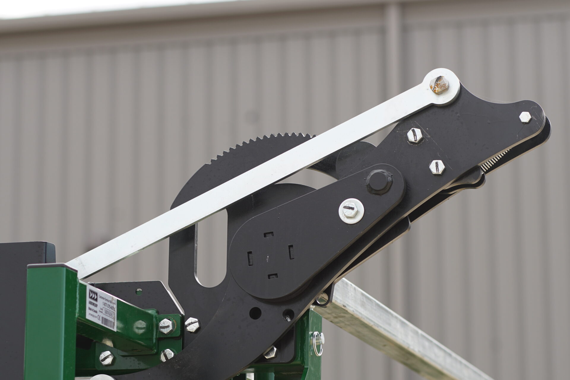 Close up ratchet arrowlock head gate