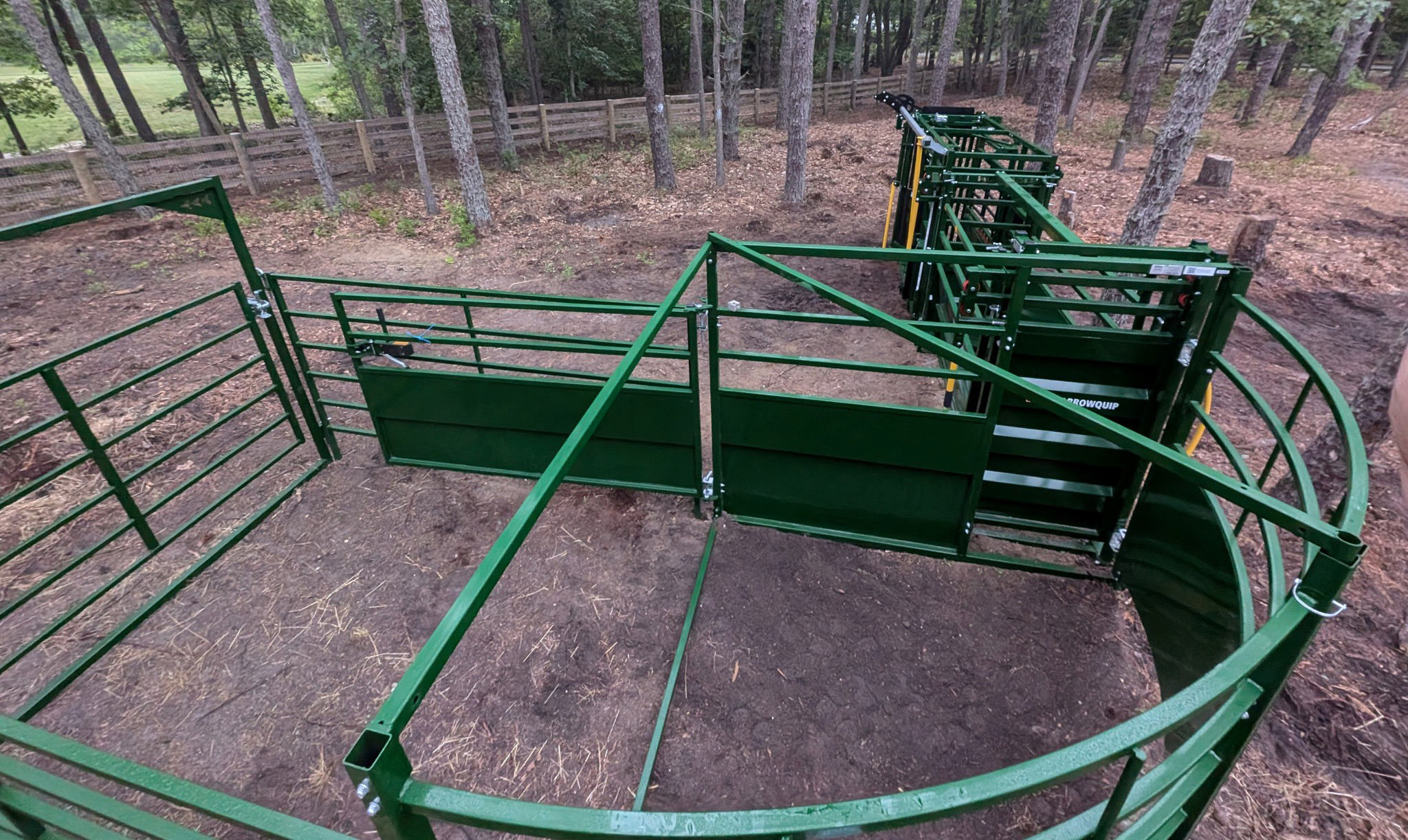 Starter system with quarter tub, rolling alley gate and cattle chute from above