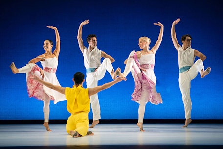 1+1 Gratis Wiener Staatsballett - The moon wears a white shirt