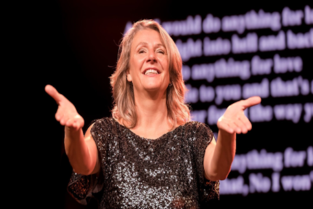 Birgit Denk lädt zum „Allgesang“ - DIE LIEBE