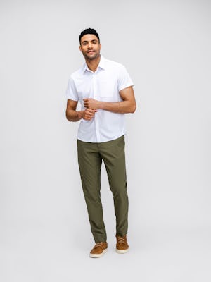 model wearing mens pace poplin chino olive
