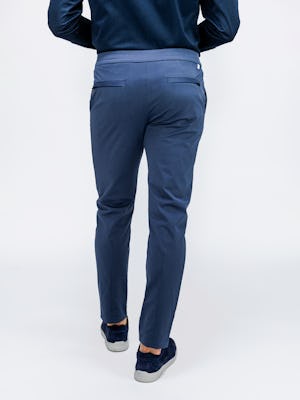 mens kinetic pull on pant shadow blue heather on model
